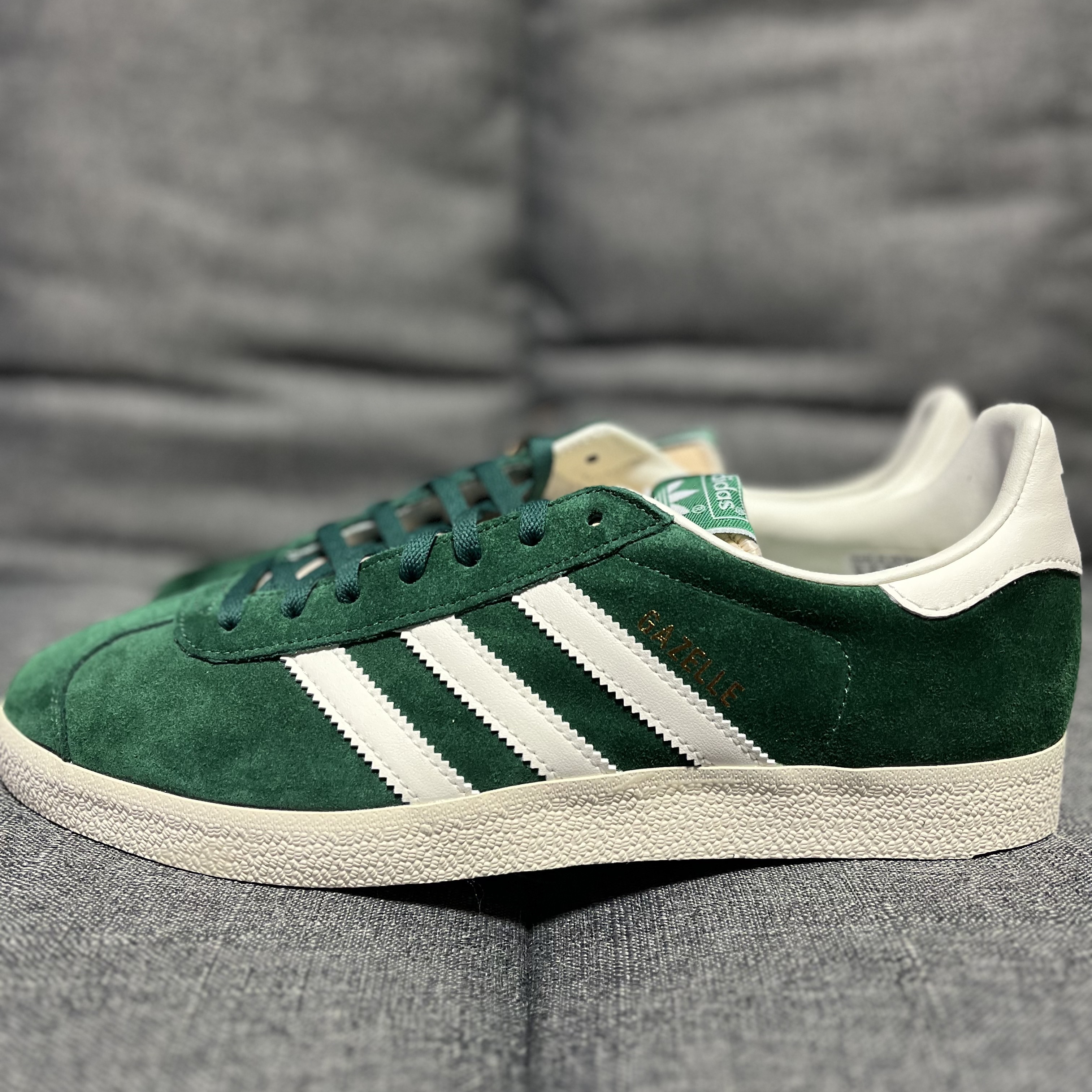 Adidas Gazelle Dark Green Cream White 착용 스타일 - 2