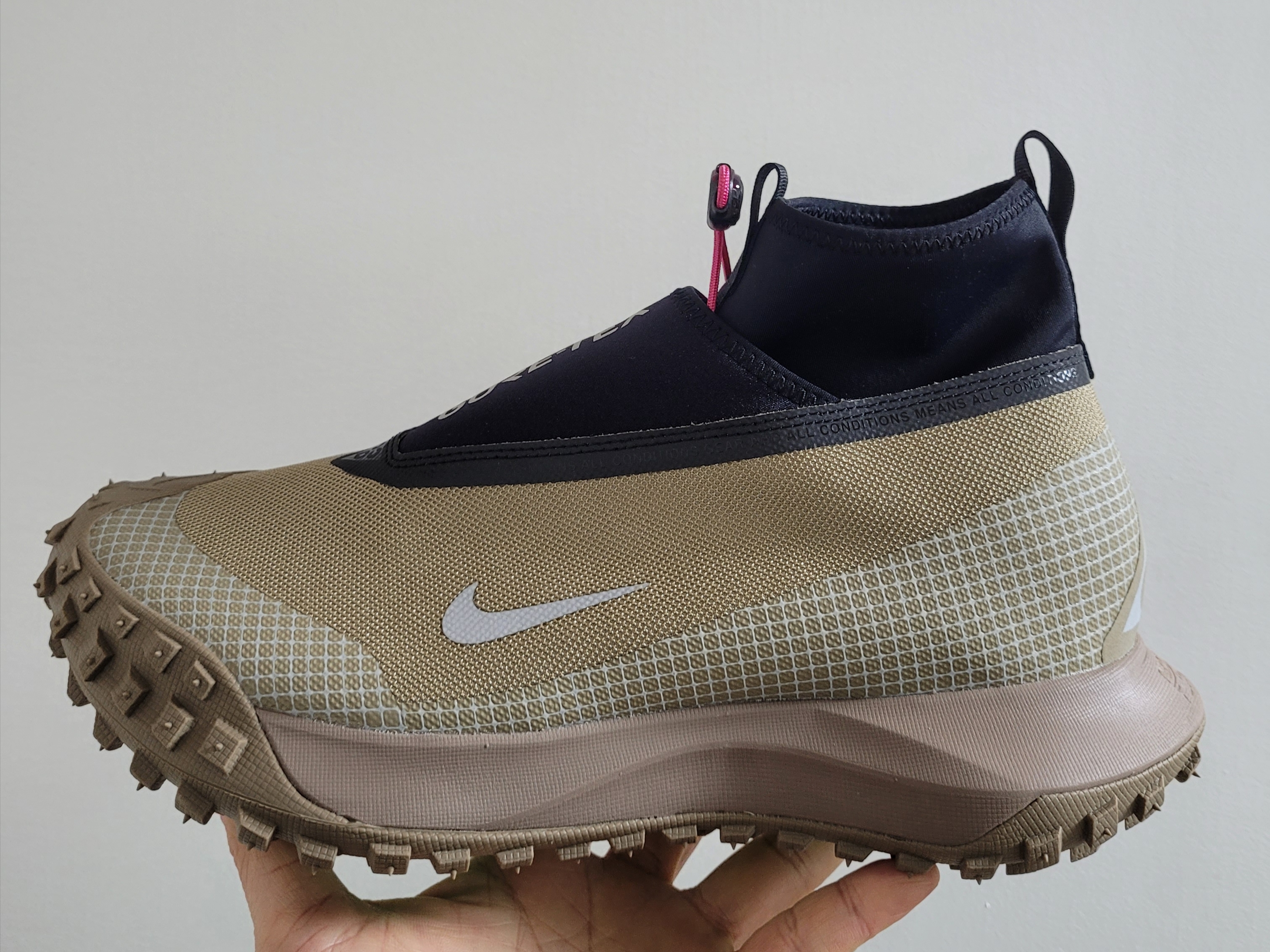 Nike ACG Mountain Fly Gore-Tex Khaki 착용 스타일