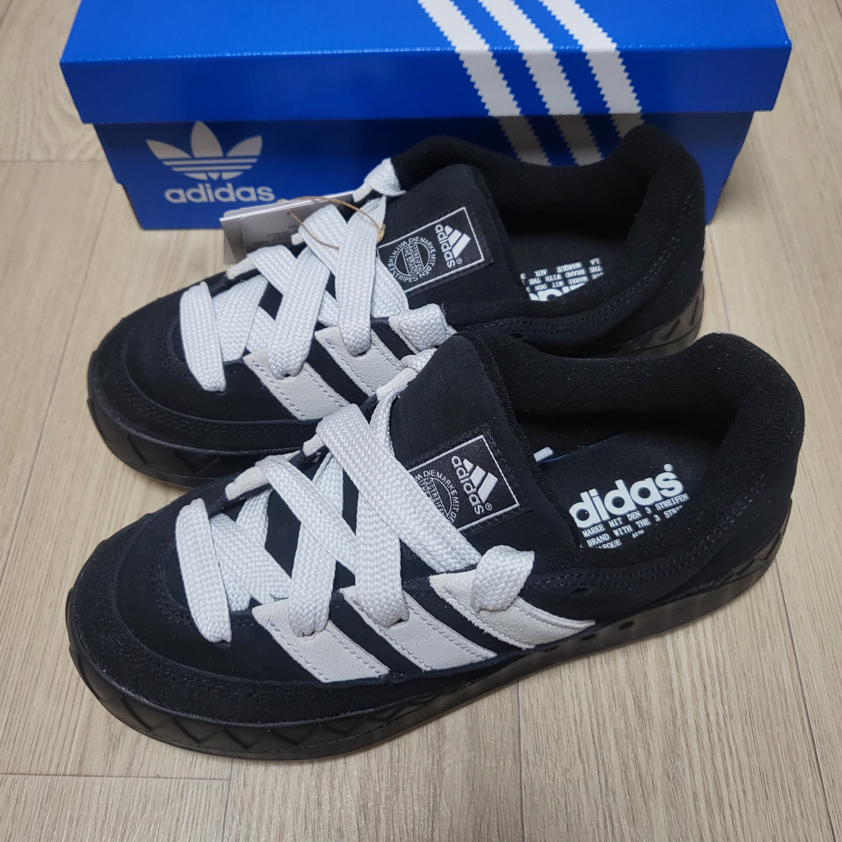 Adidas Adimatic Core Black Crystal White 착용 스타일 - 1