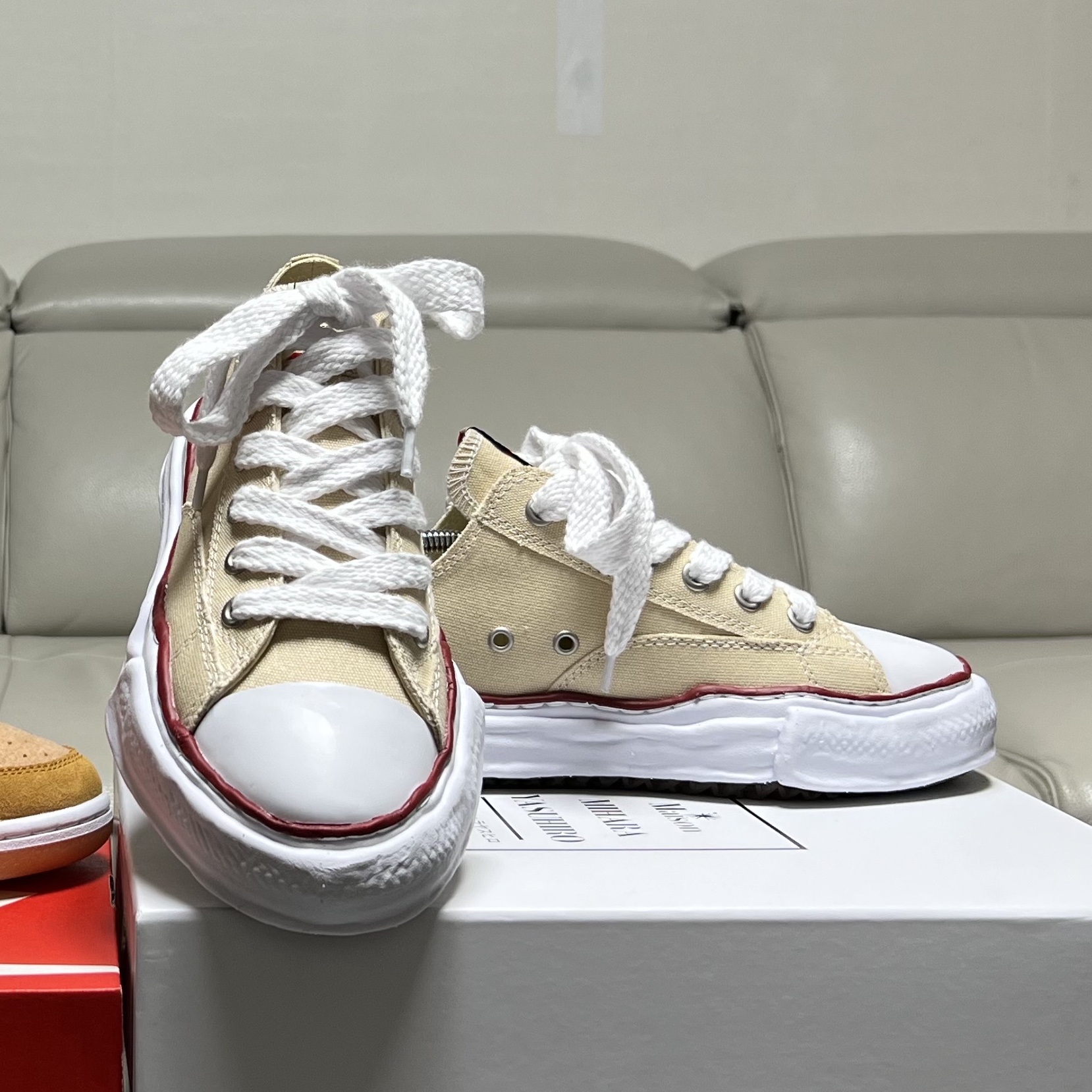 Maison Mihara Yasuhiro Peterson OG Sole Canvas Low-top Sneakers Natural 착용 스타일 - 1