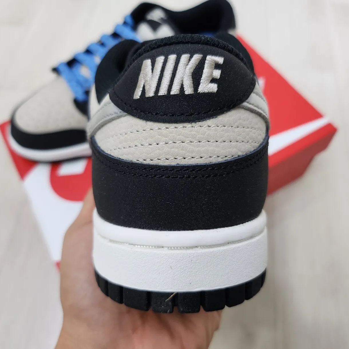 (W) Nike Dunk Low Light Bone Metallic Silver 착용 스타일 - 3