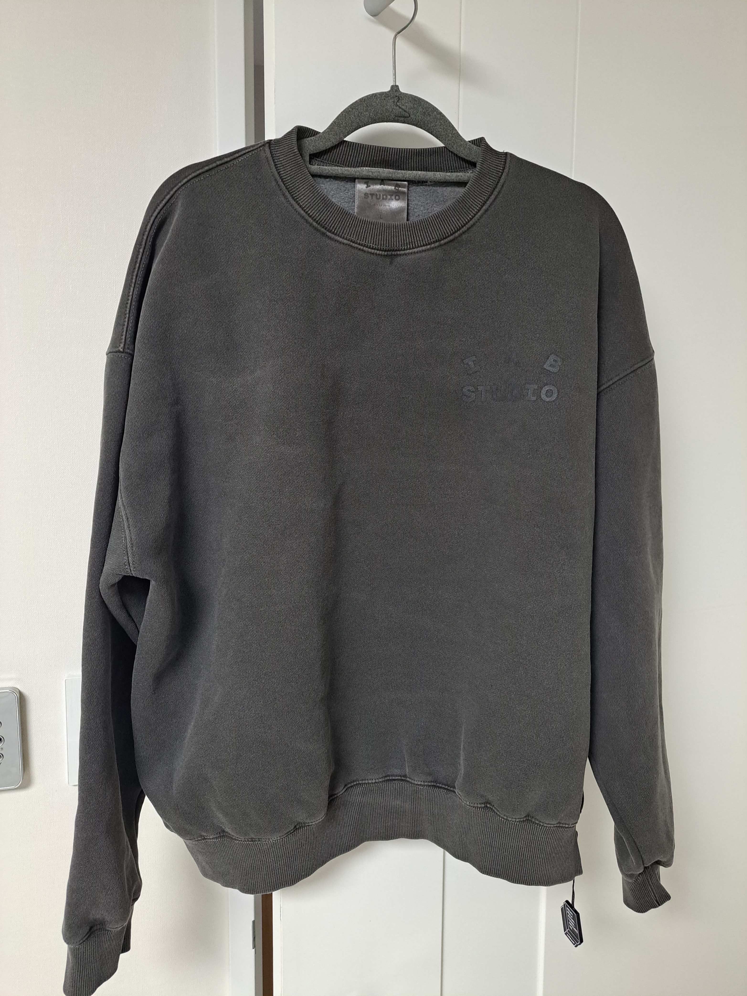 IAB Studio Pigment Sweatshirt & Mini Bag Black, IAB Studio Pigment Sweatshirt Black 착용 스타일 - 1