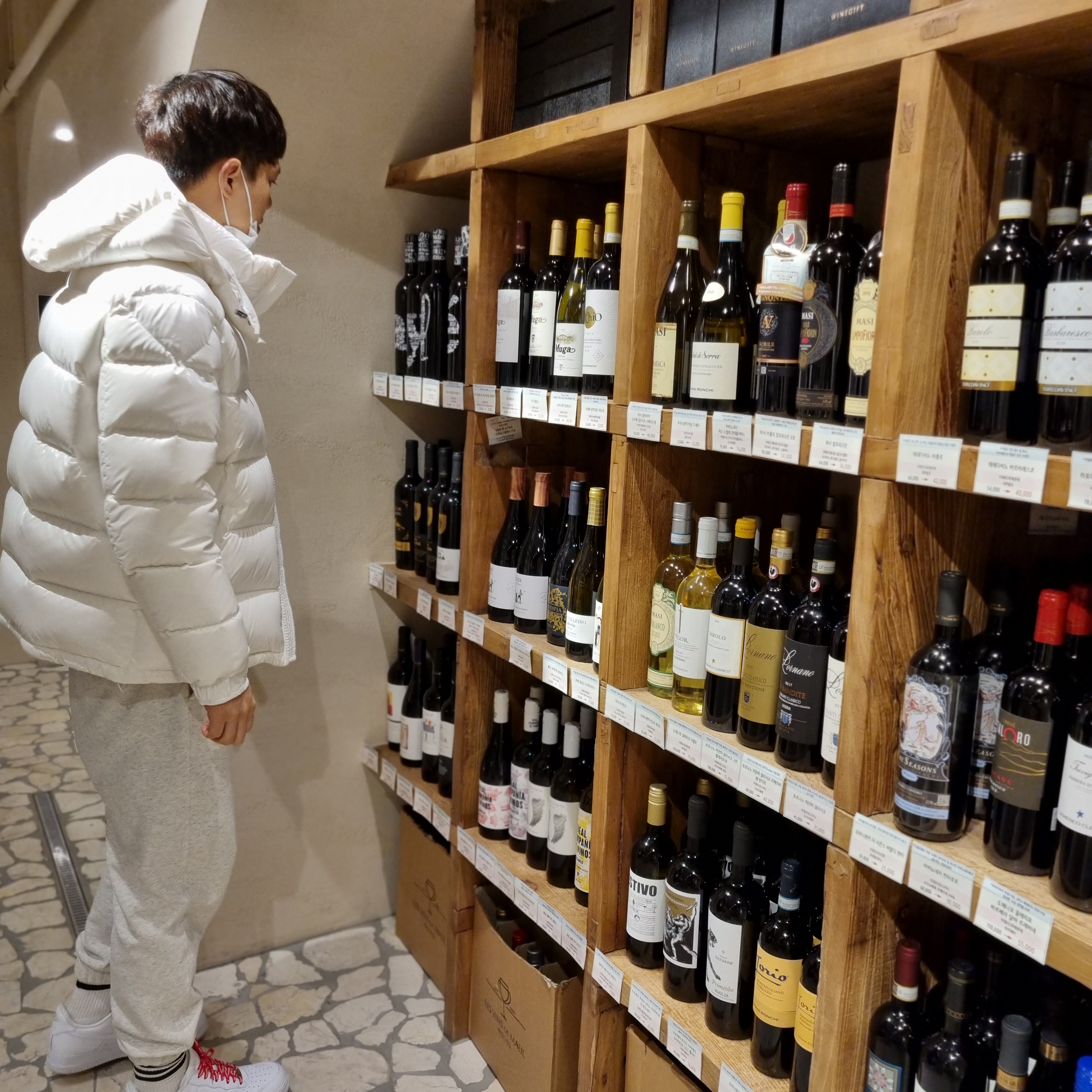 Nike x Supreme Air Force 1 Low White, Moncler Maya Short Down Jacket Black - 21FW 착용 스타일 - 1