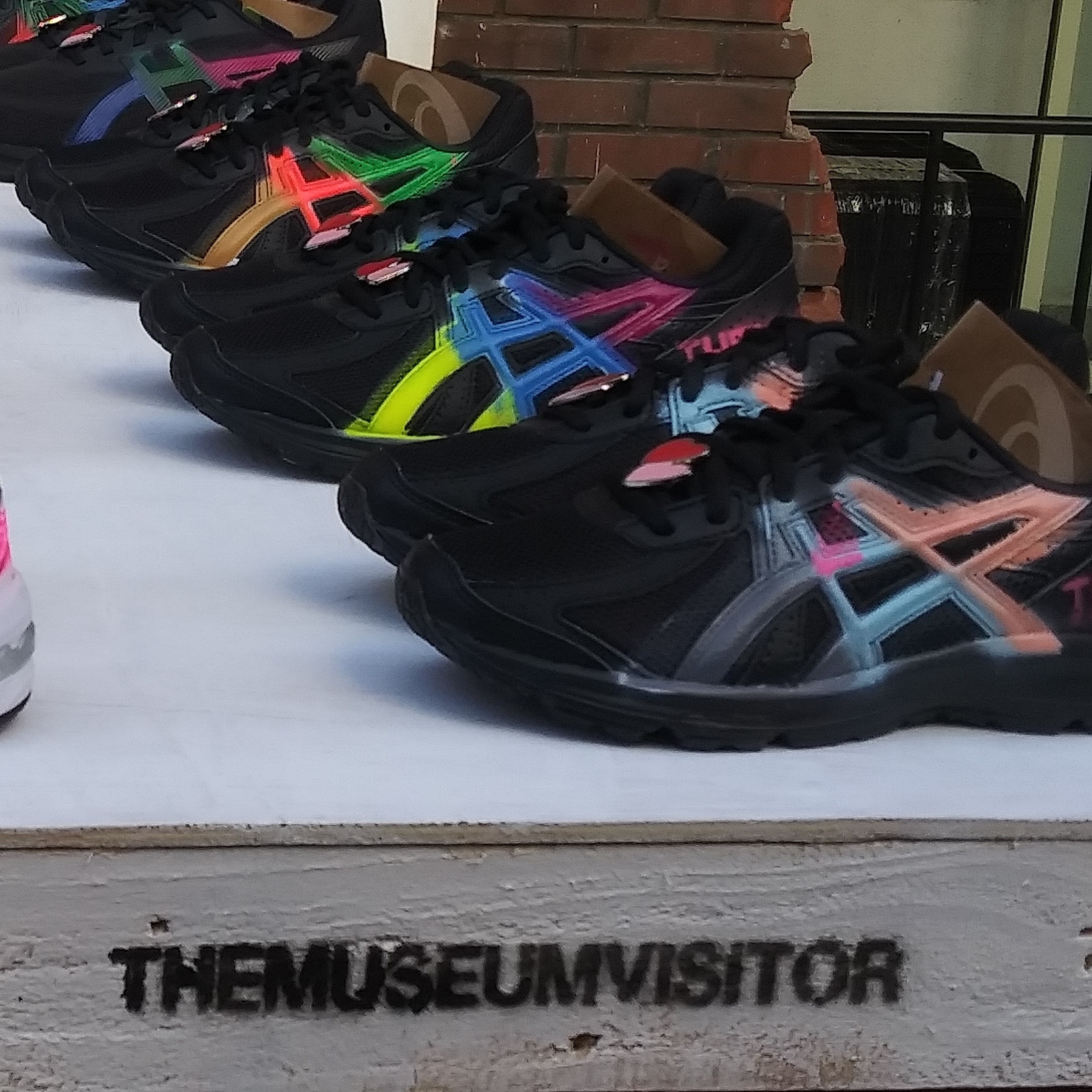 Asics Jog 100 T Black - 4E Extra Wide, [KREAM 단독]The Museum Visitor Heart Sprayed Long Sleeve White - 22FW 착용 스타일 - 1