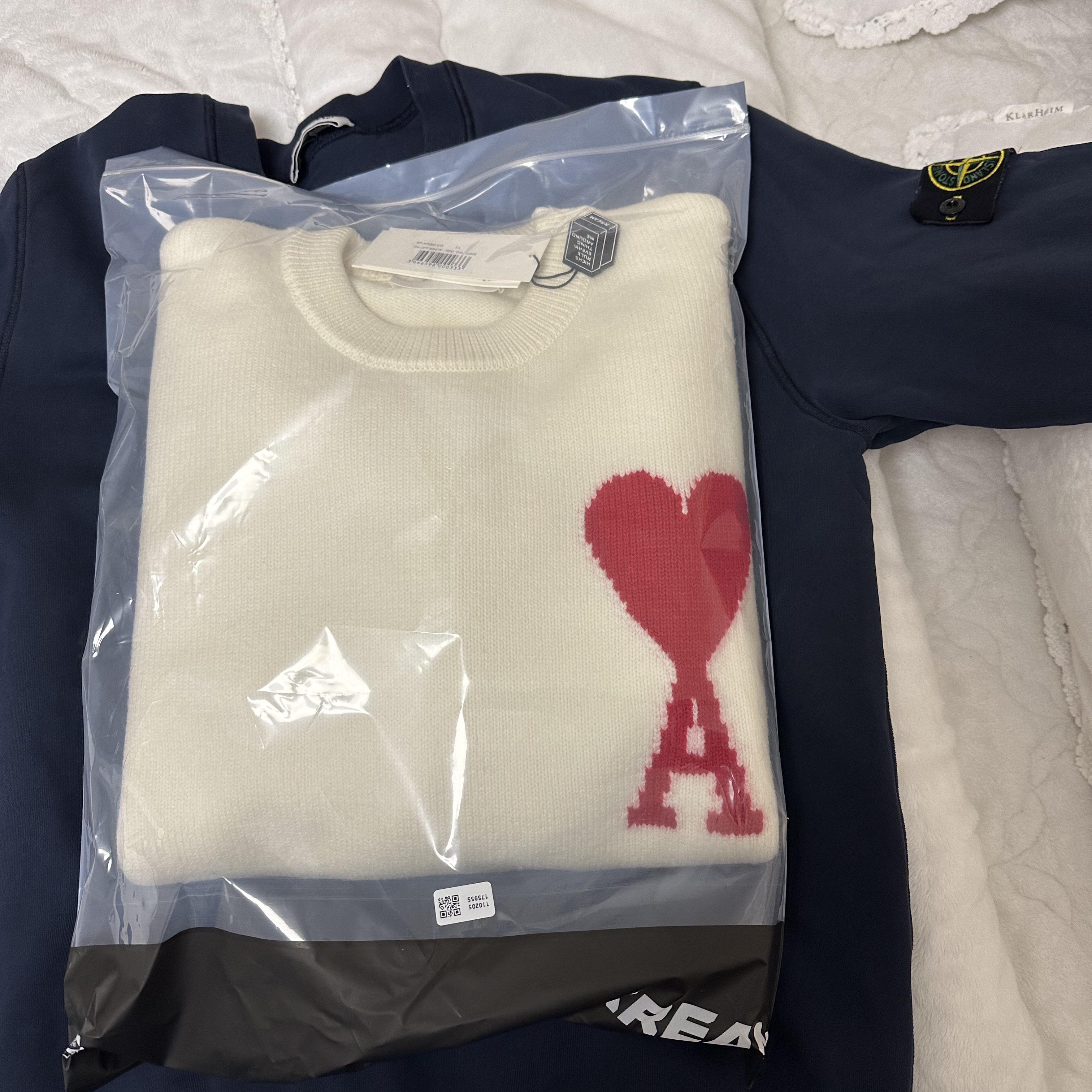 AMI de Coeur Oversize Intarsia Sweater Off White Red 착용 스타일