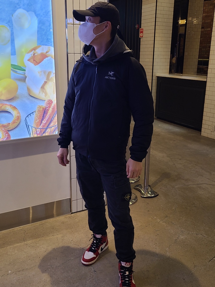 Arc'teryx Atom LT Hoody Black, Jordan 1 Retro High OG Chicago 2022 착용 스타일