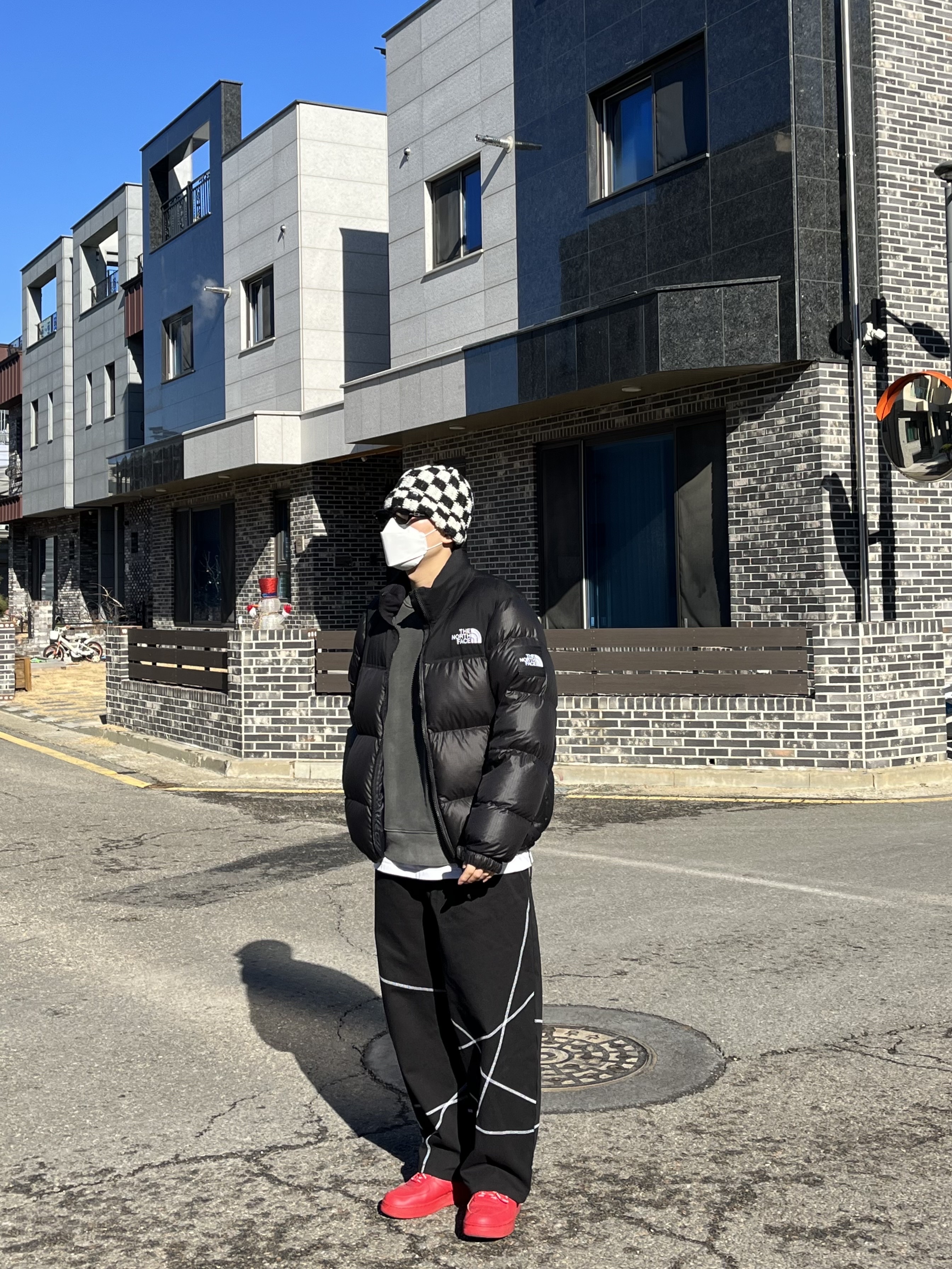 Stussy Crochet Checker Beanie Black, Nike Air Force 1 '07 LV8 Low 1 Triple Red 착용 스타일 - 1