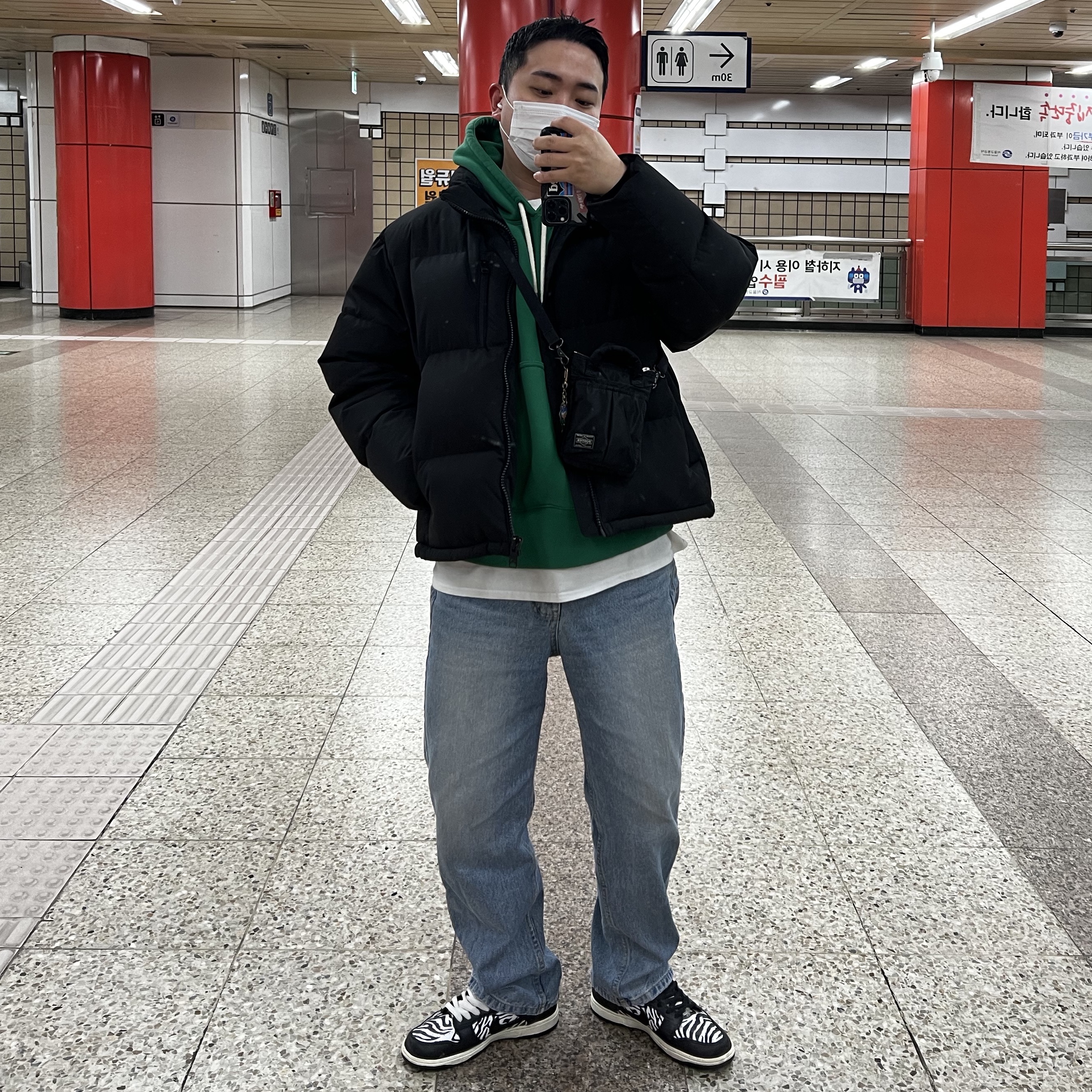 Nike x Quartersnacks SB Dunk Low Zebra Cake, Porter Howl Helmet Bag Mini Black 착용 스타일