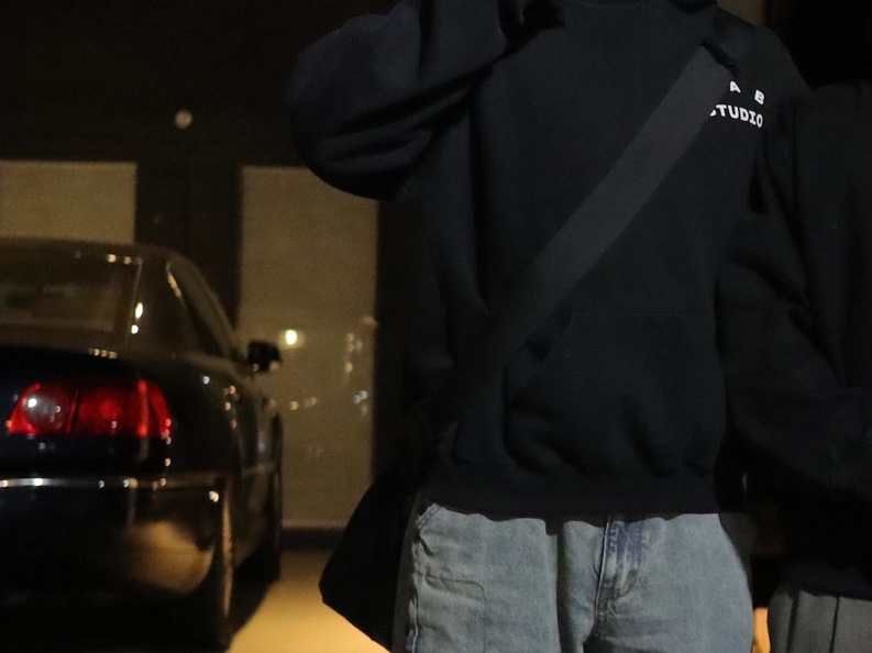 IAB Studio Hoodie Black White 착용 스타일 - 3