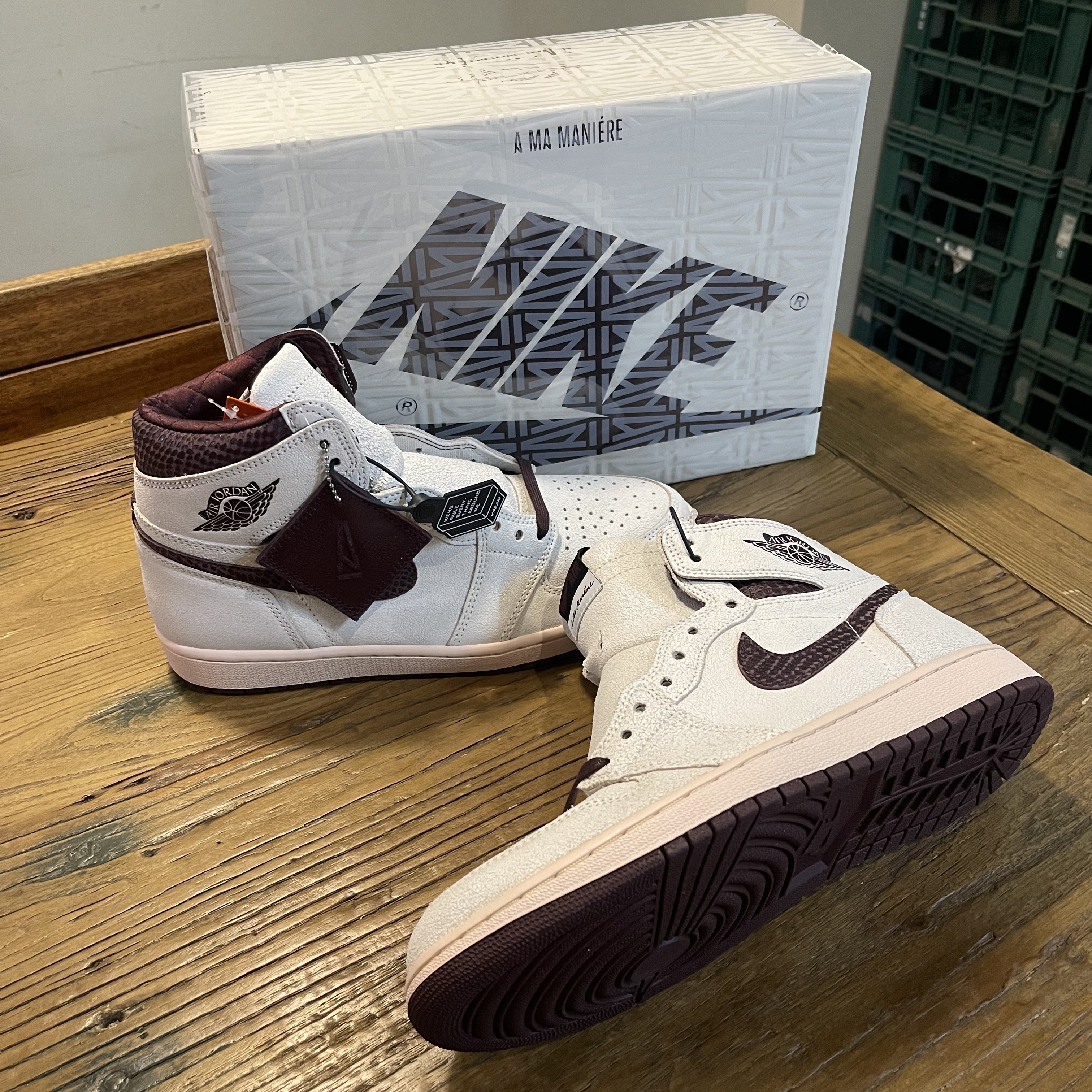 Jordan 1 x A Ma Maniere Retro High OG SP Sail and Burgundy 착용 스타일