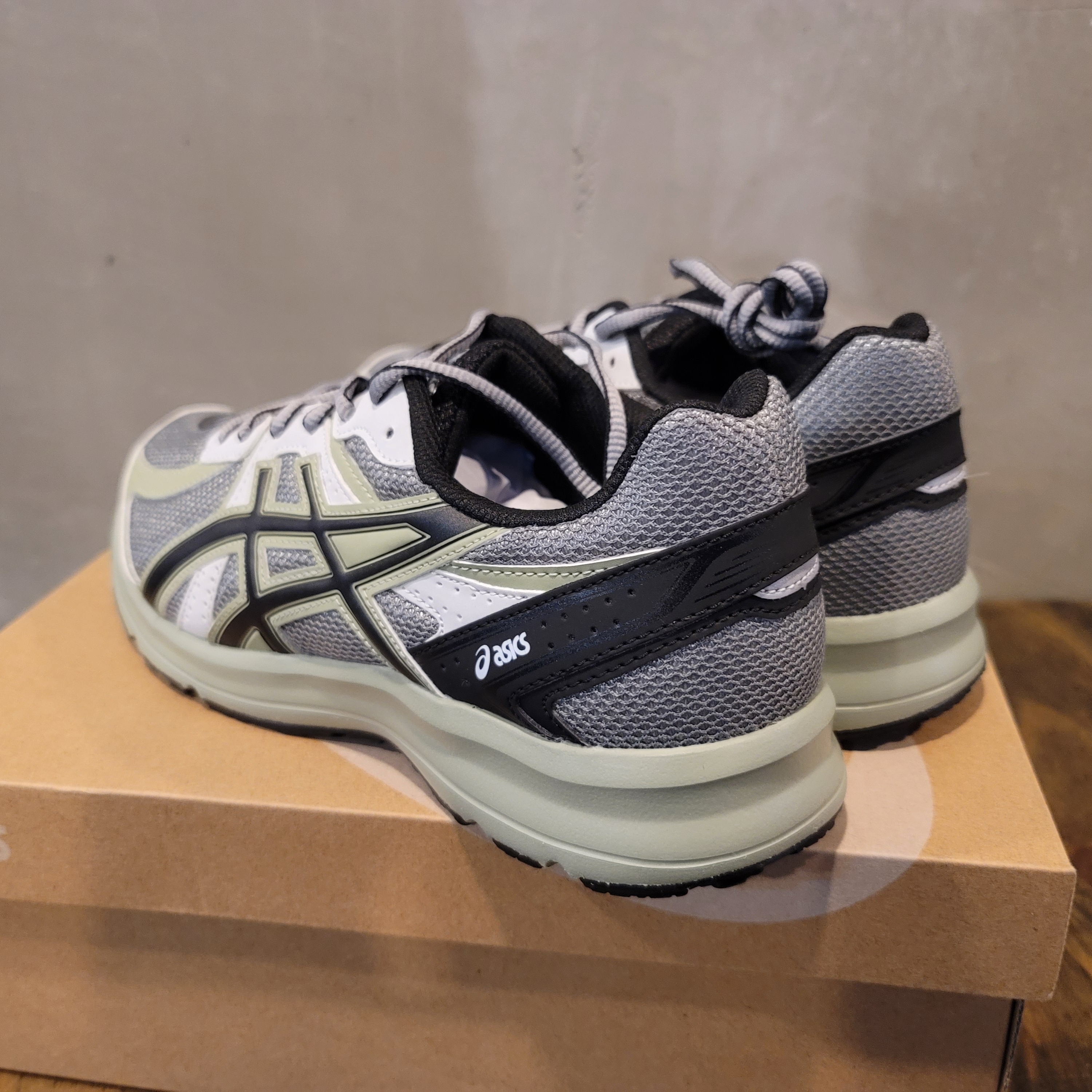 Asics Jog 100 S Sheet Rock - 2E Wide 착용 스타일 - 2