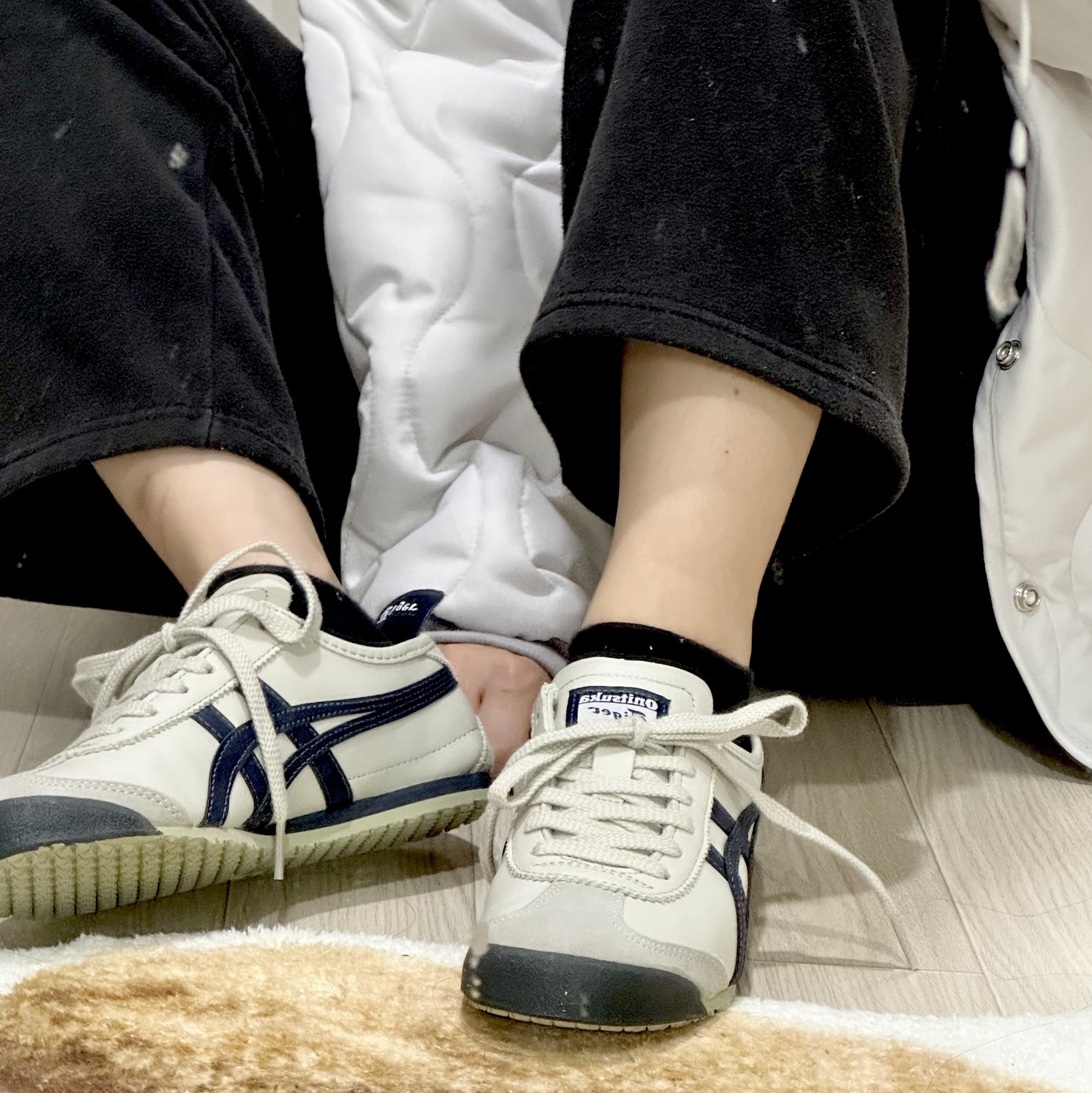 Onitsuka Tiger Mexico 66 Slip-On Birch Midnight, Onitsuka Tiger Mexico 66 Vintage White Black 착용 스타일 - 5
