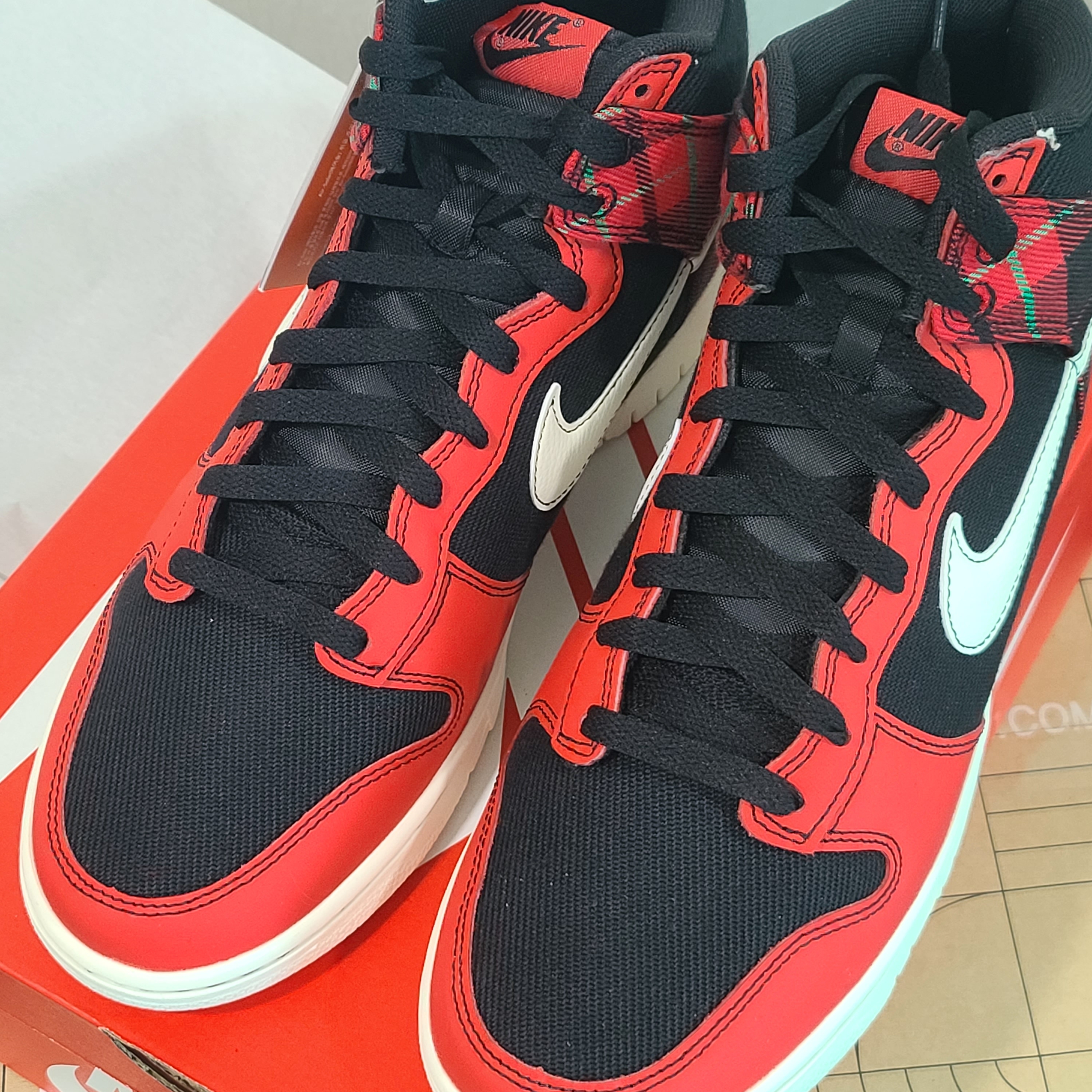 Nike Dunk High Black and University REd 착용 스타일 - 2