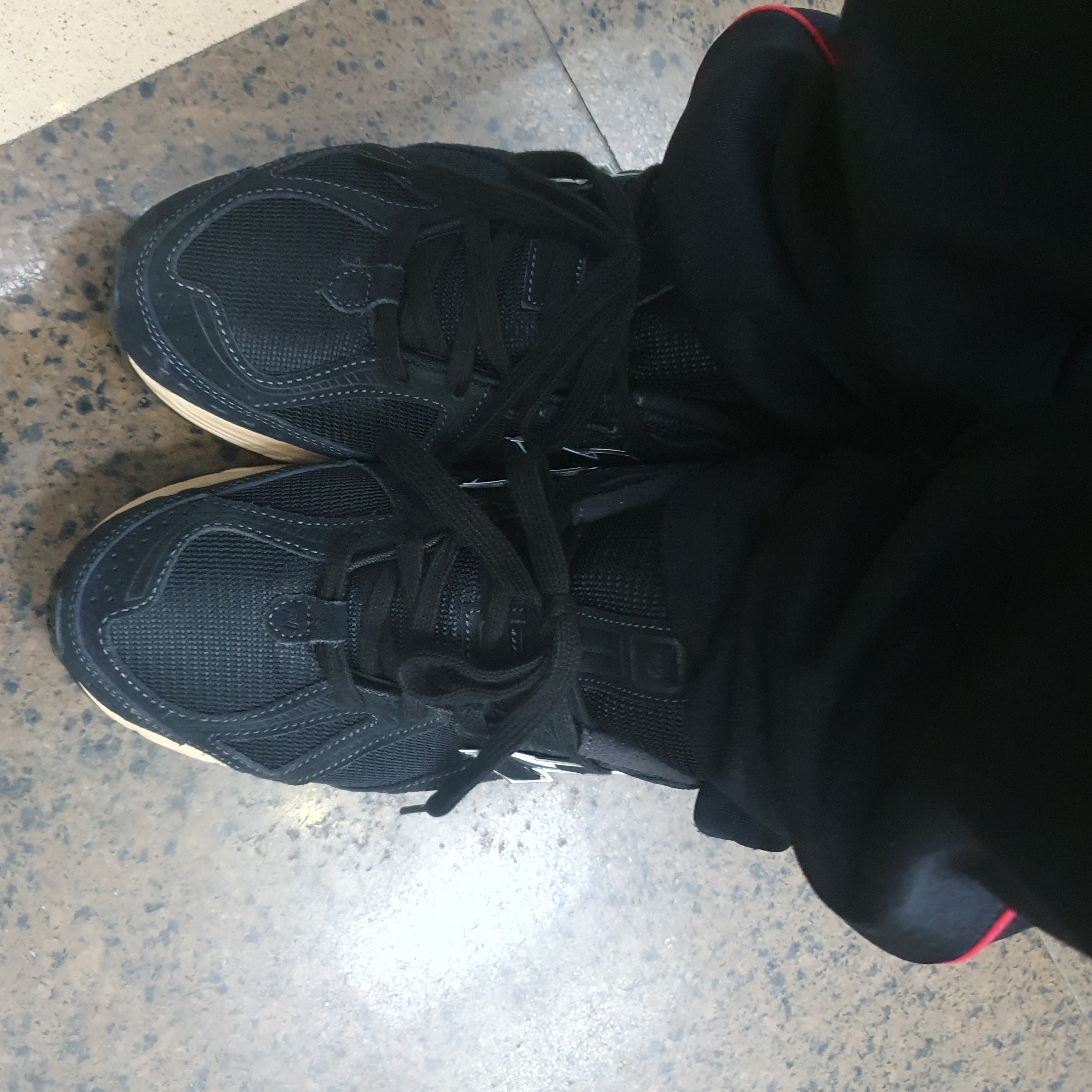 New Balance 1906R Black Taos Taupe 착용 스타일 - 3