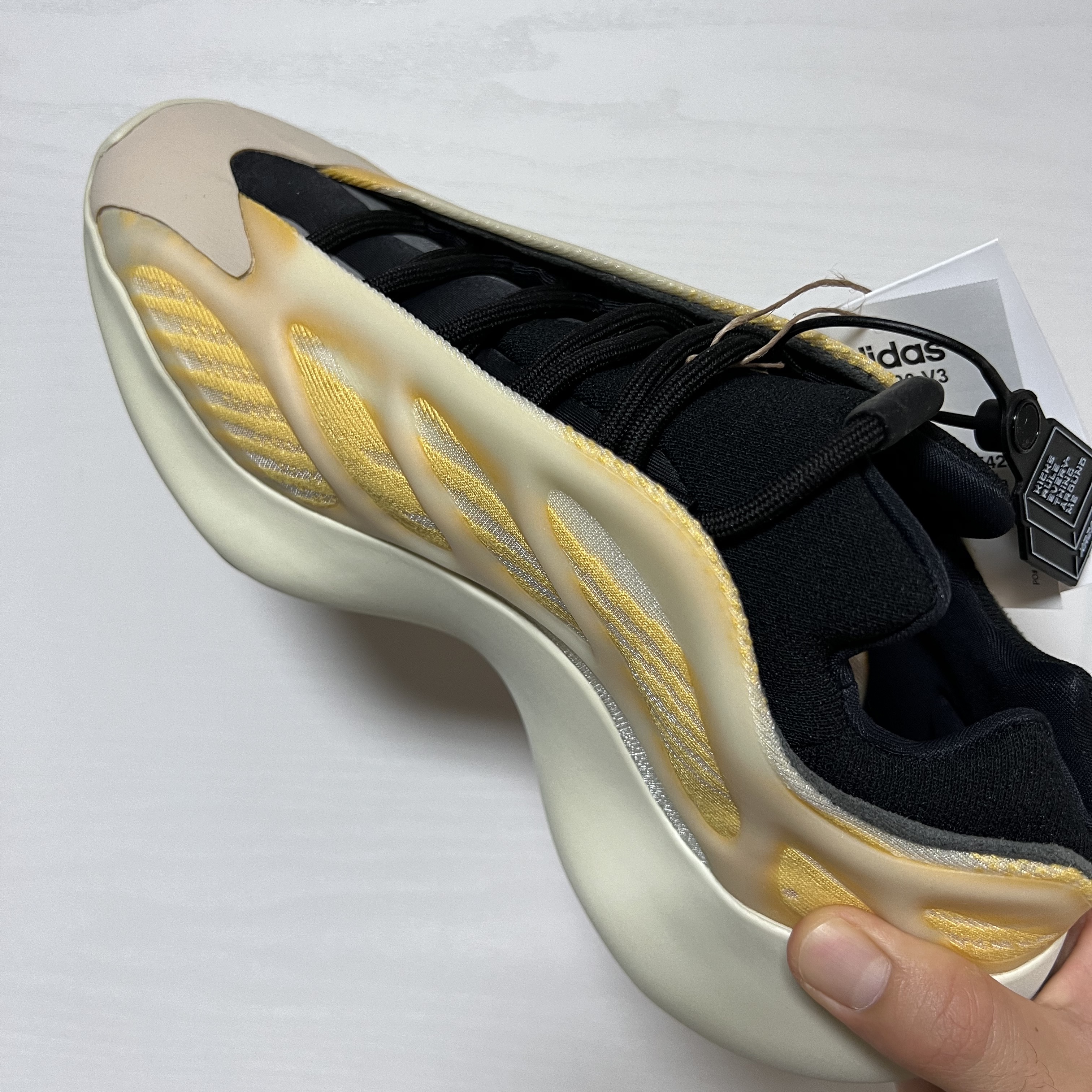 Adidas Yeezy 700 V3 Mono Safflower 착용 스타일