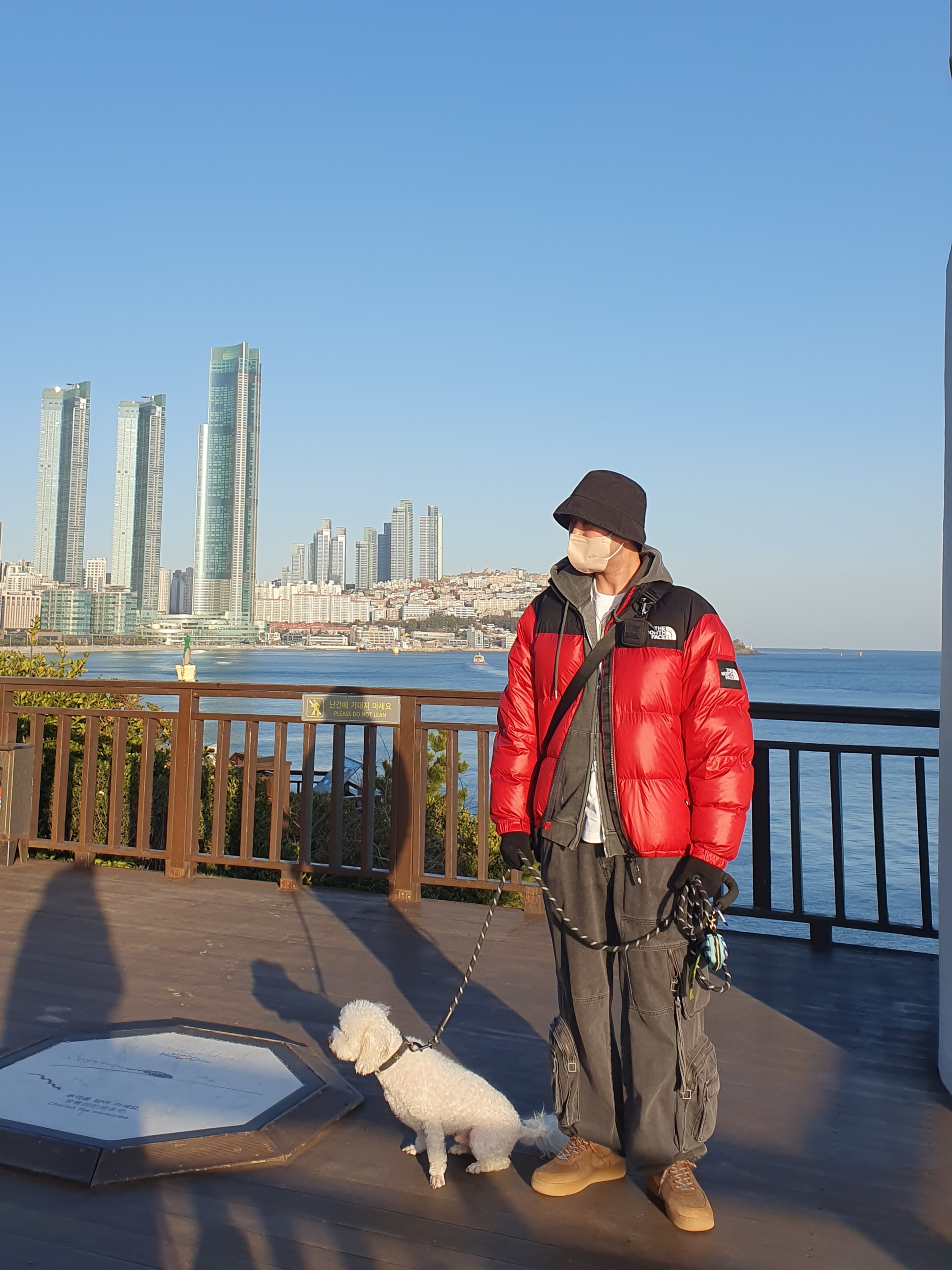 Nike x Supreme Air Force 1 Low Flax, The North Face White Label Novelty Nuptse Down Jacket Red 착용 스타일 - 3