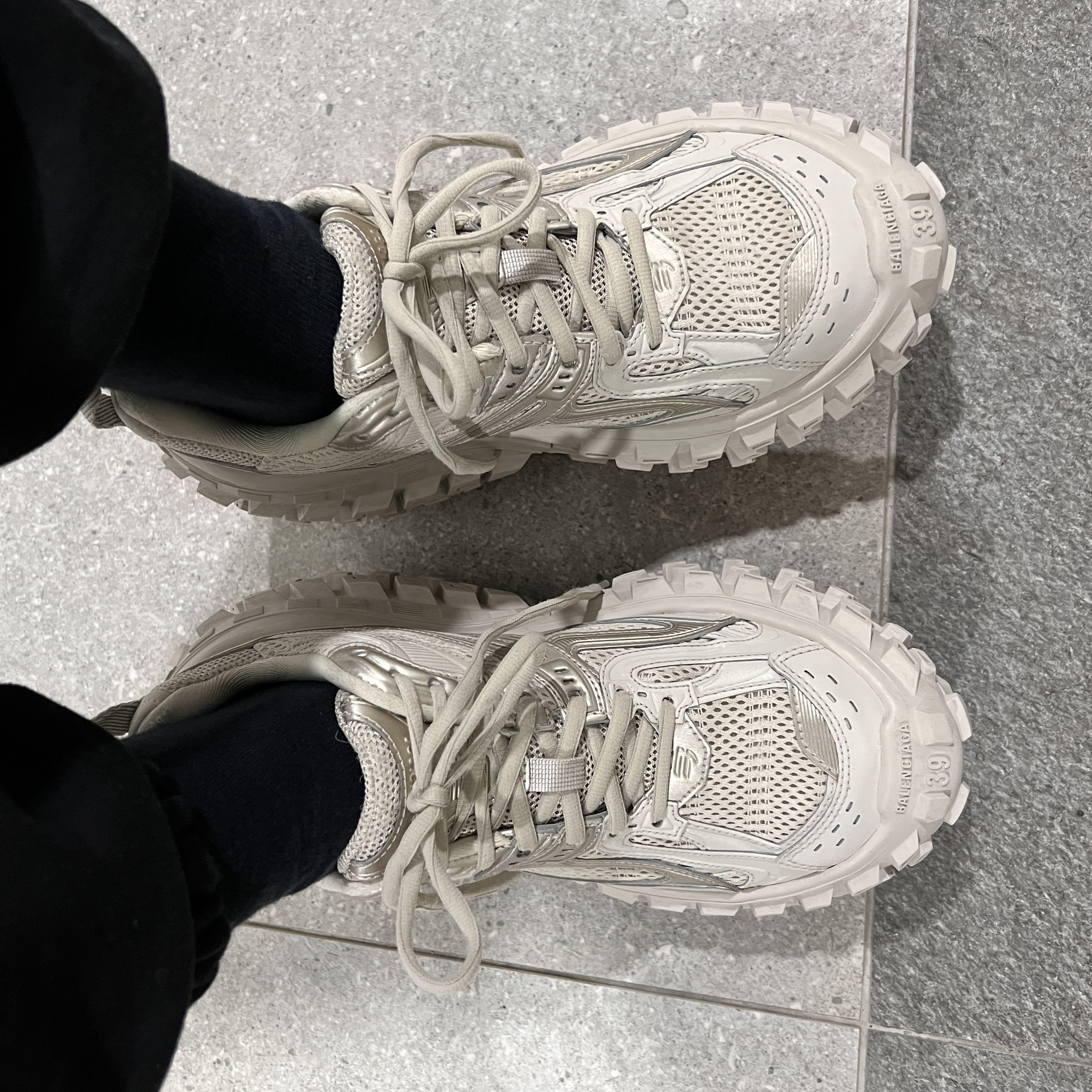 Balenciaga Defender Sneakers Beige 착용 스타일 - 2