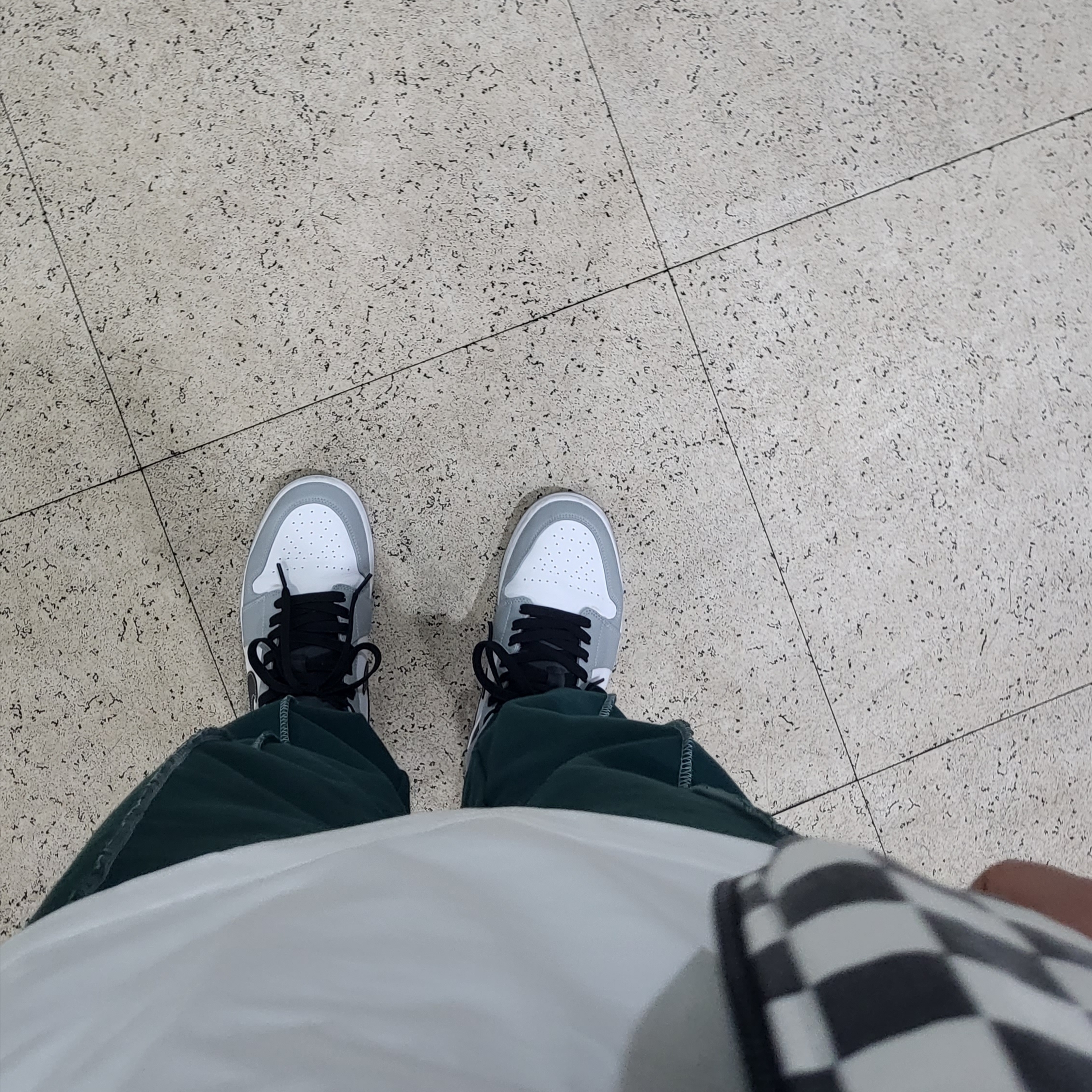 Jordan 1 Mid Light Smoke Grey 착용 스타일