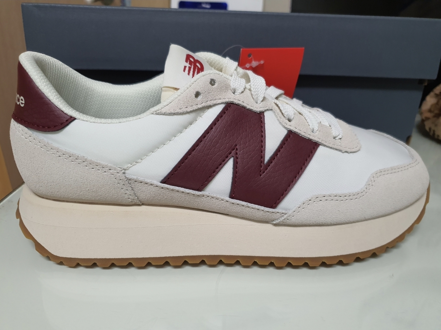 New Balance 237 Moonbeam Classic Burgundy 착용 스타일 - 2