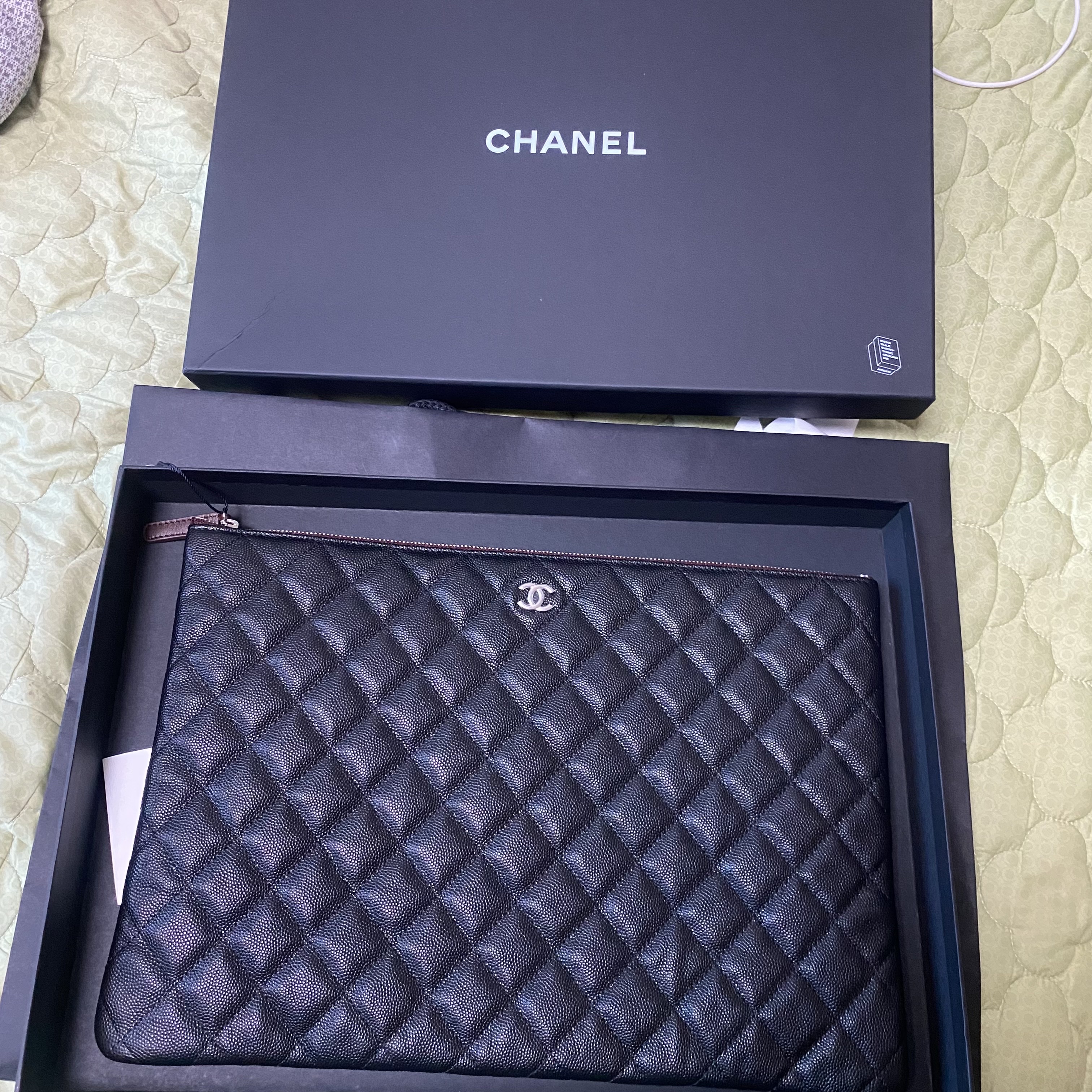 Chanel Large Classic Pouch Grained Calfskin & Silver Black 착용 스타일