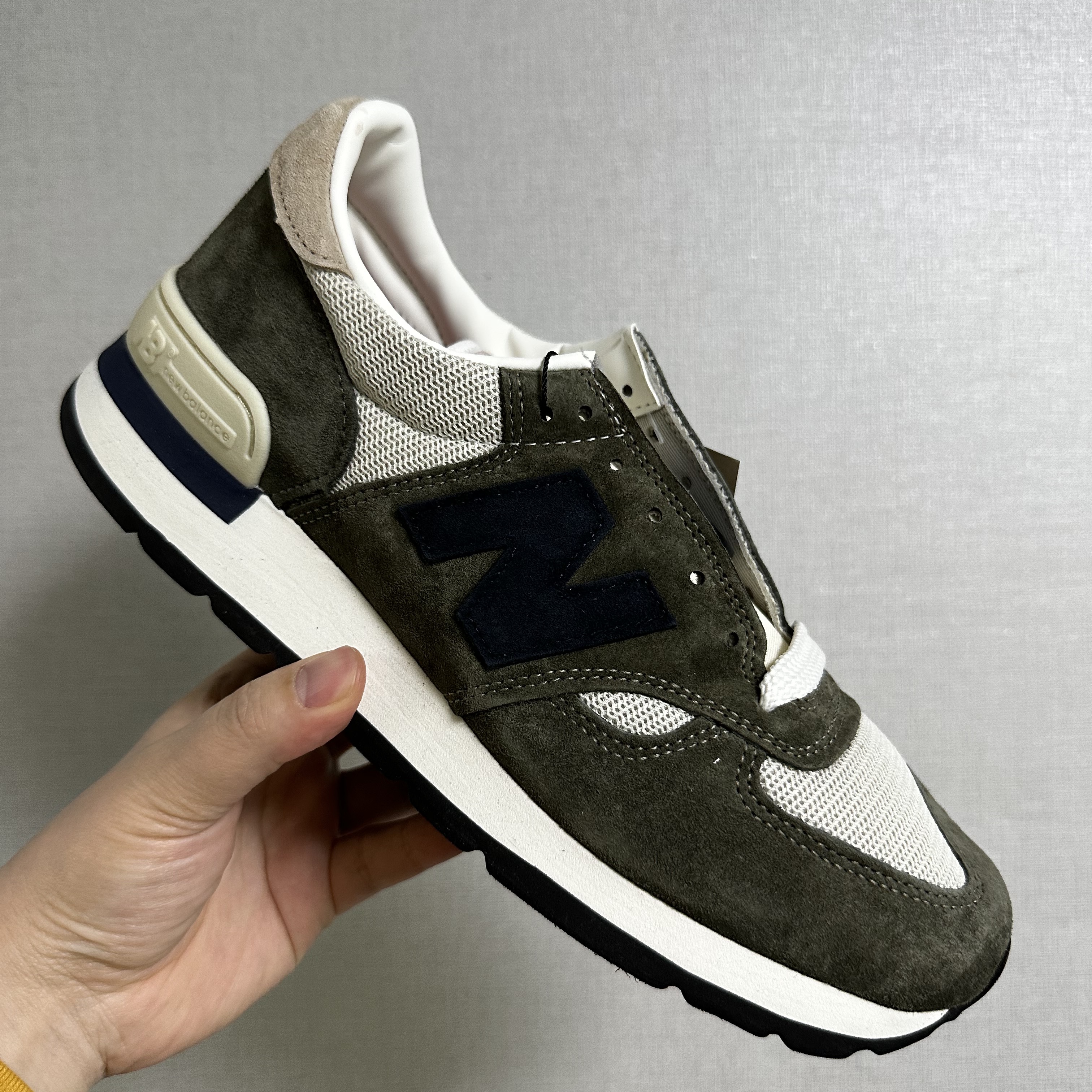 New Balance 990v1 Made in USA Olive 착용 스타일 - 1