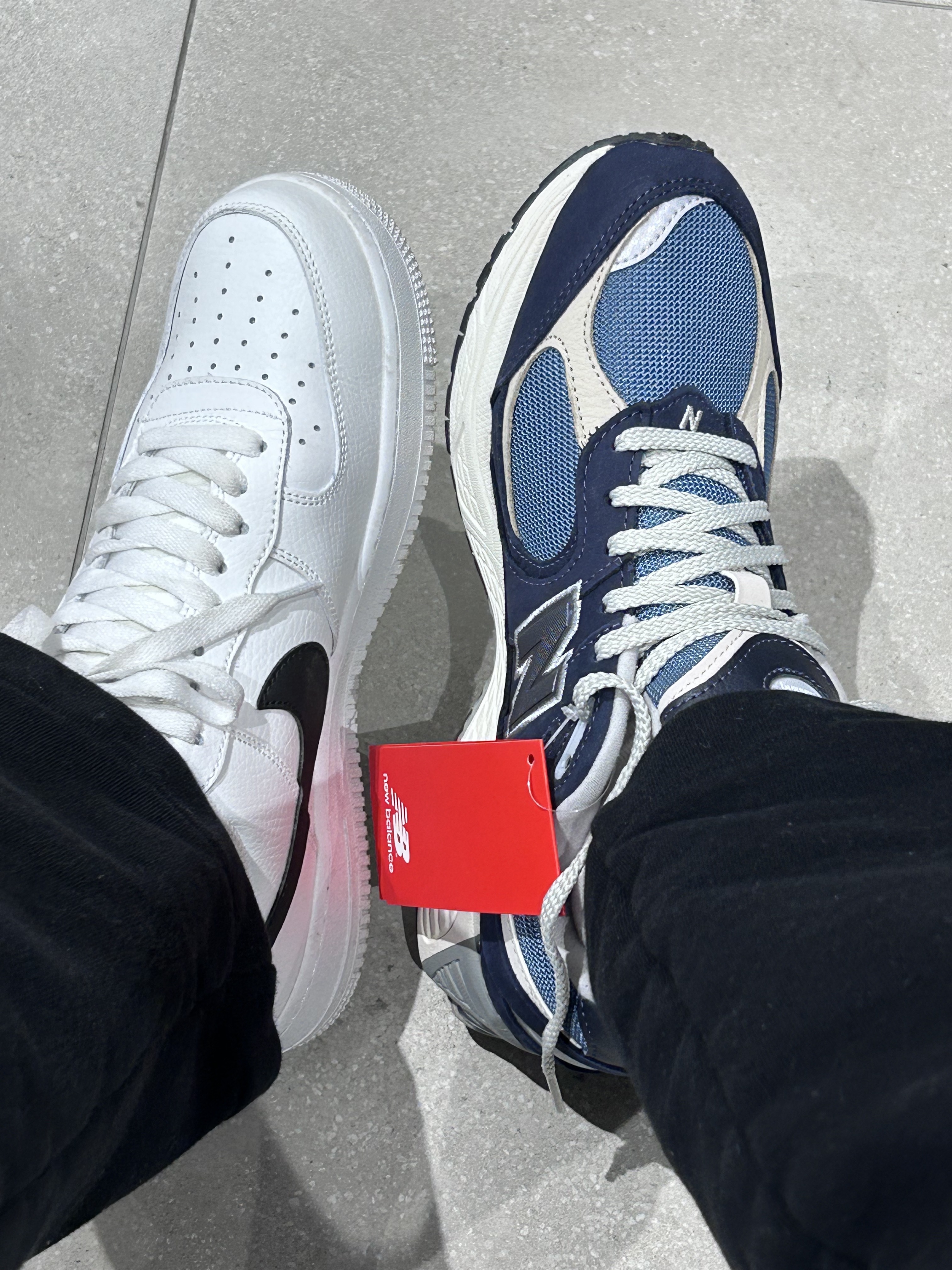 New Balance 2002R Dark Navy 착용 스타일 - 3