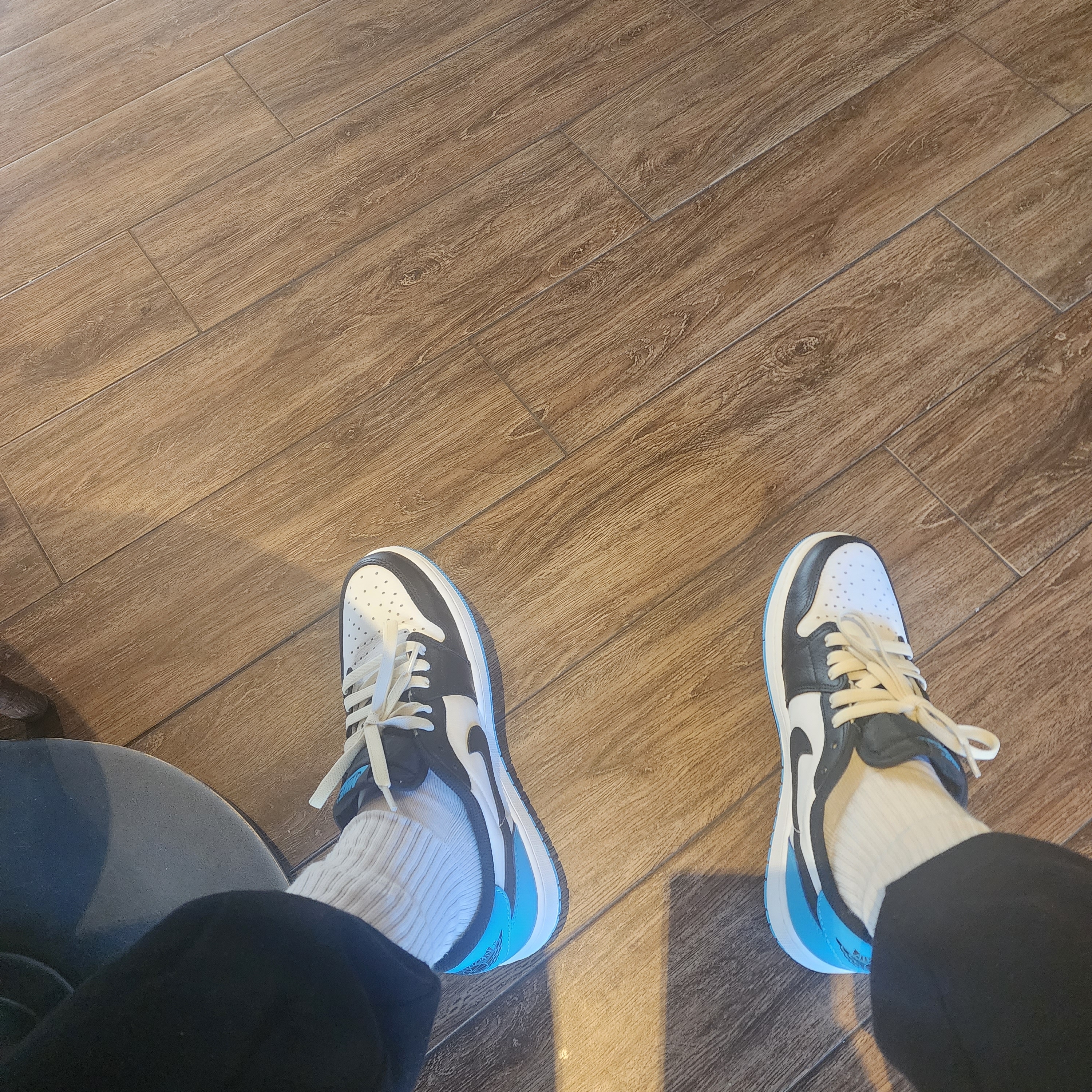 Jordan 1 Retro Low OG Black and Dark Powder Blue 착용 스타일 - 1