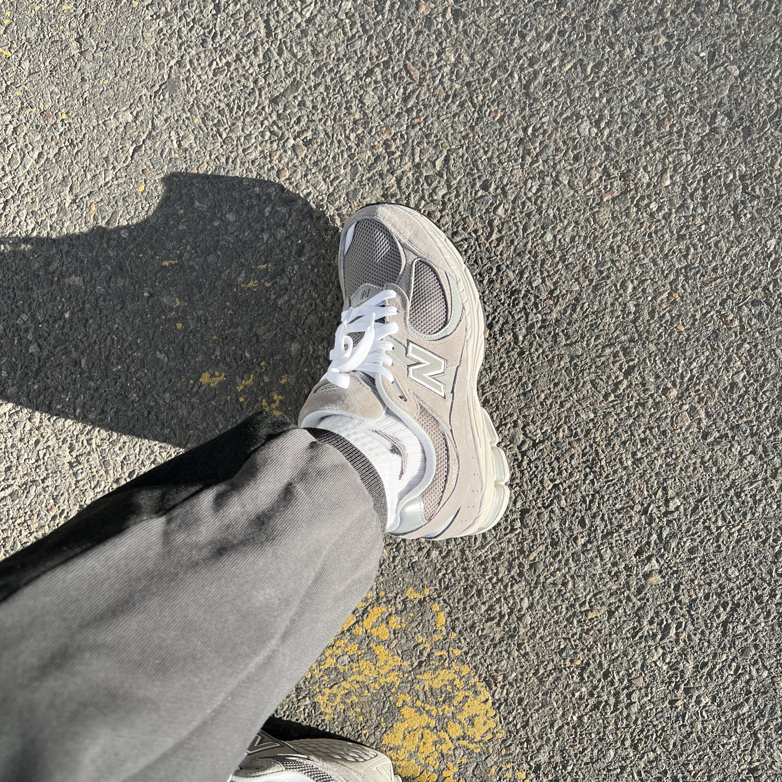 New Balance 2002R Grey 착용 스타일