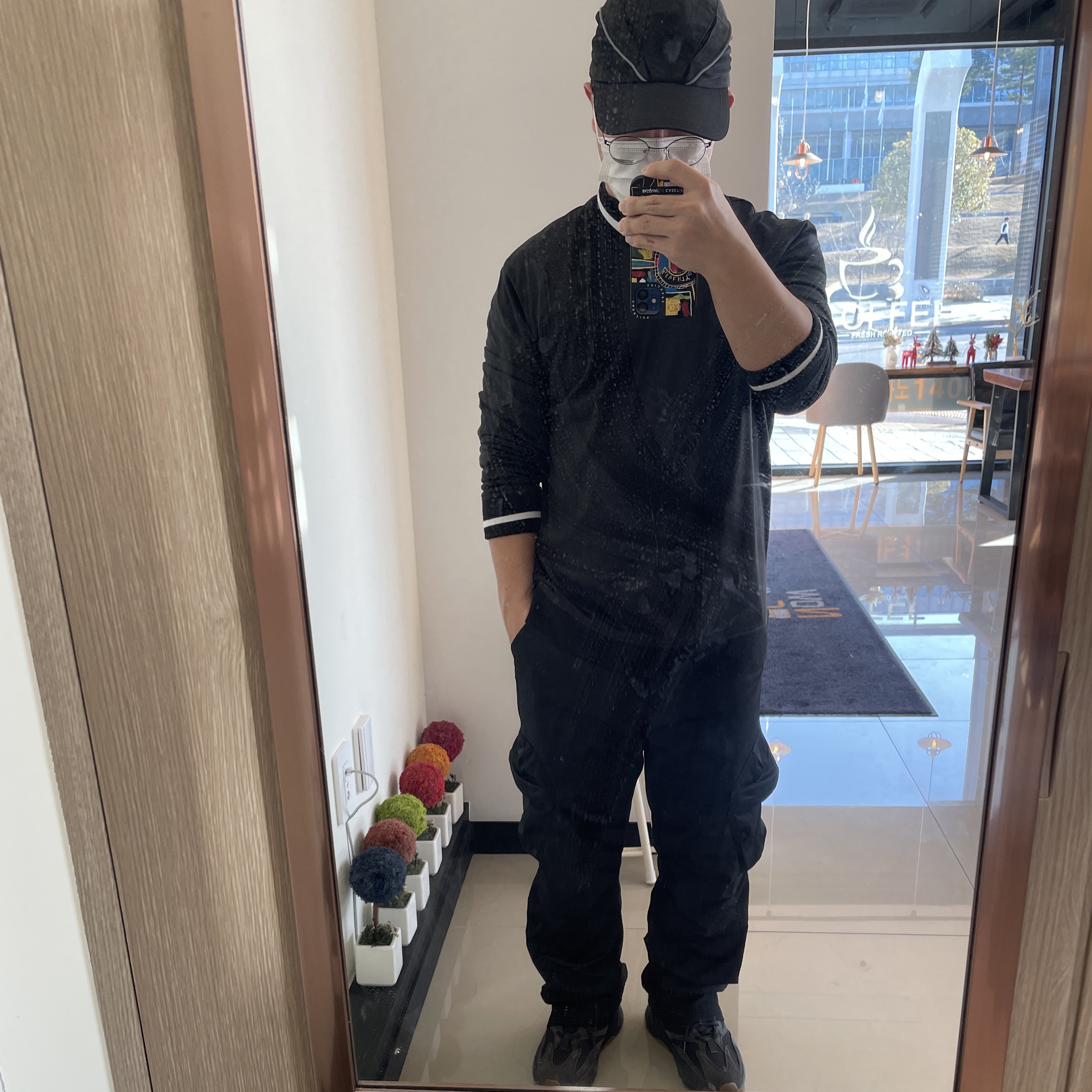 Adidas Yeezy Boost 700 Utility Black 착용 스타일