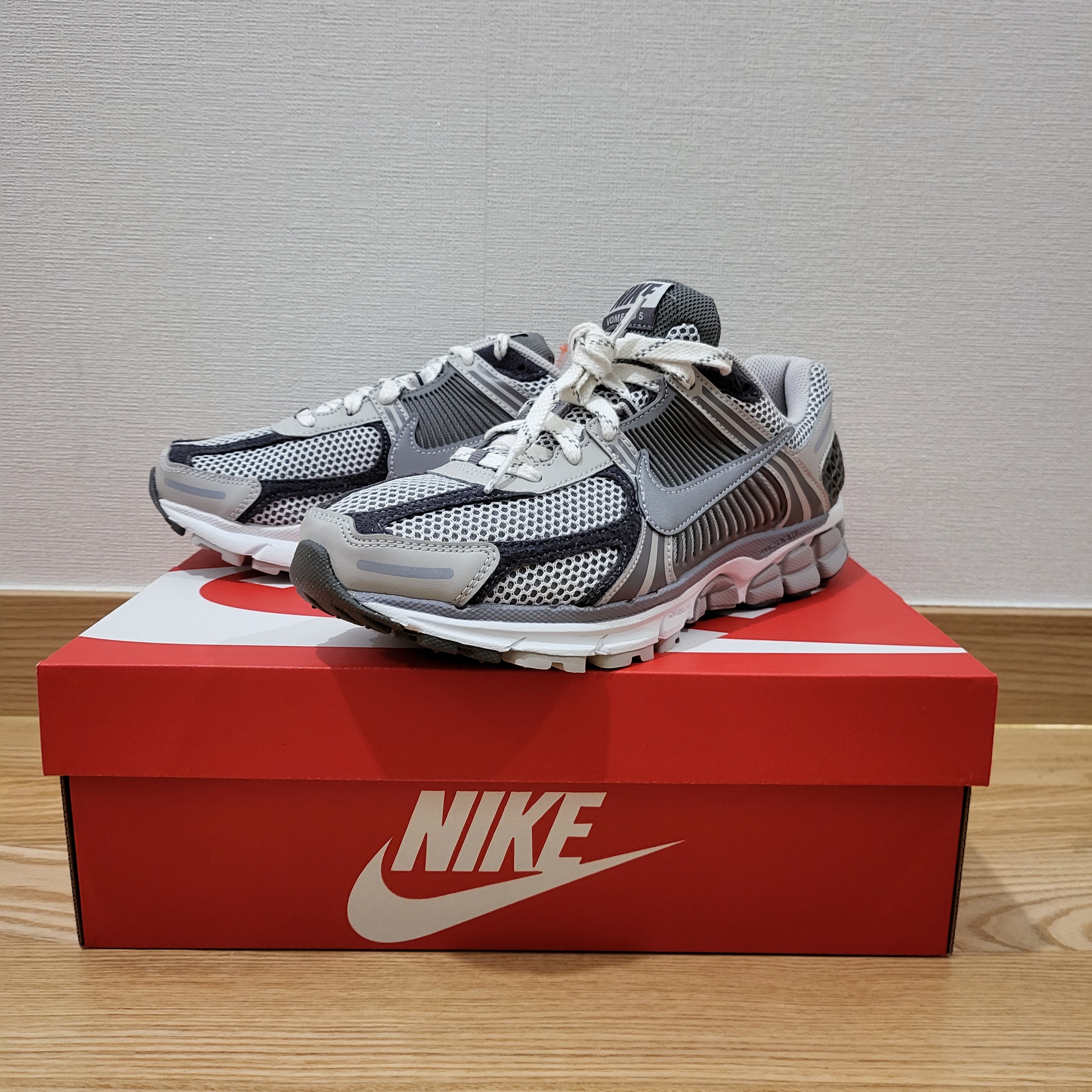 Nike Zoom Vomero 5 PRM Light Iron Ore and Flat Fewter 착용 스타일 - 1