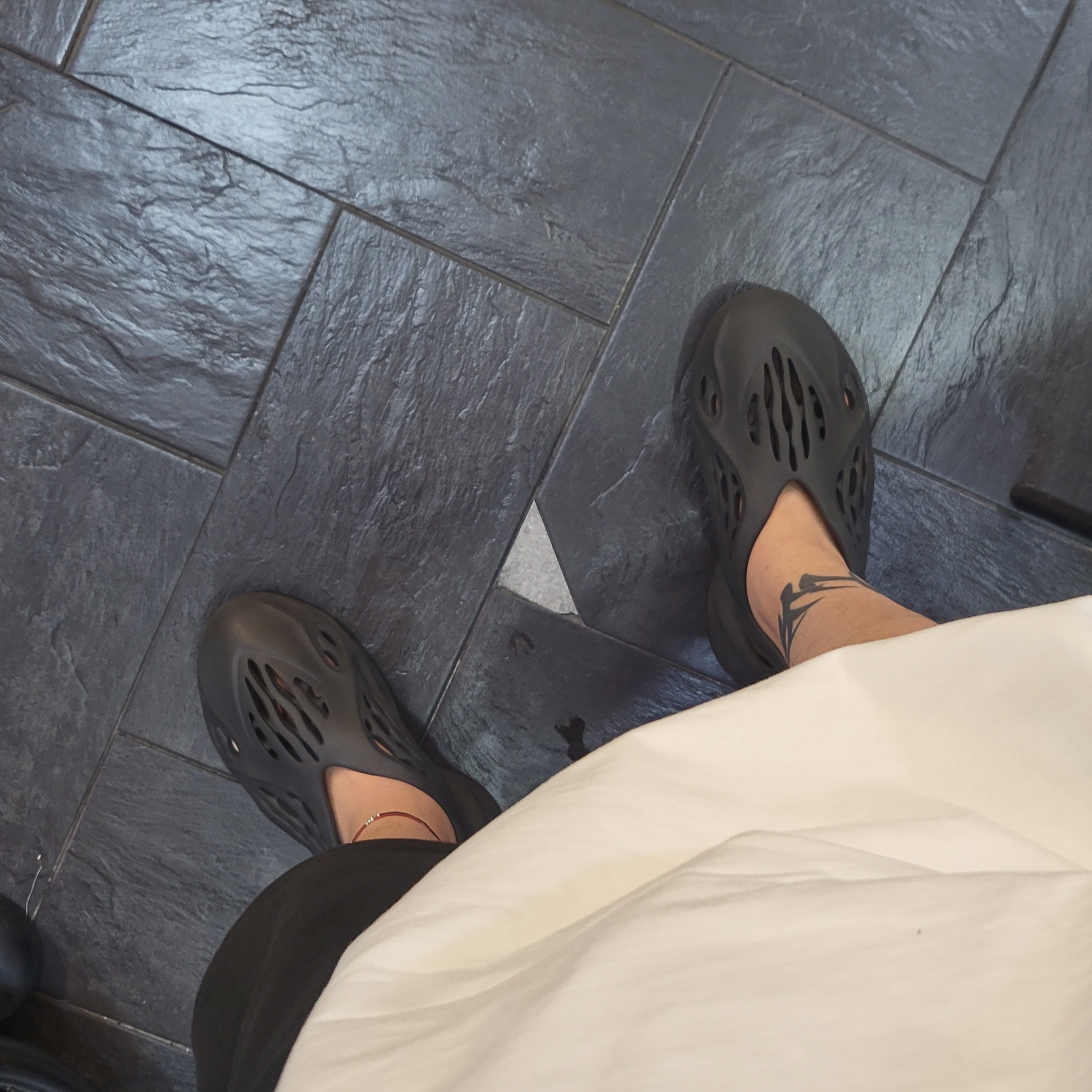 Adidas Yeezy Foam RNNR Onyx 착용 스타일