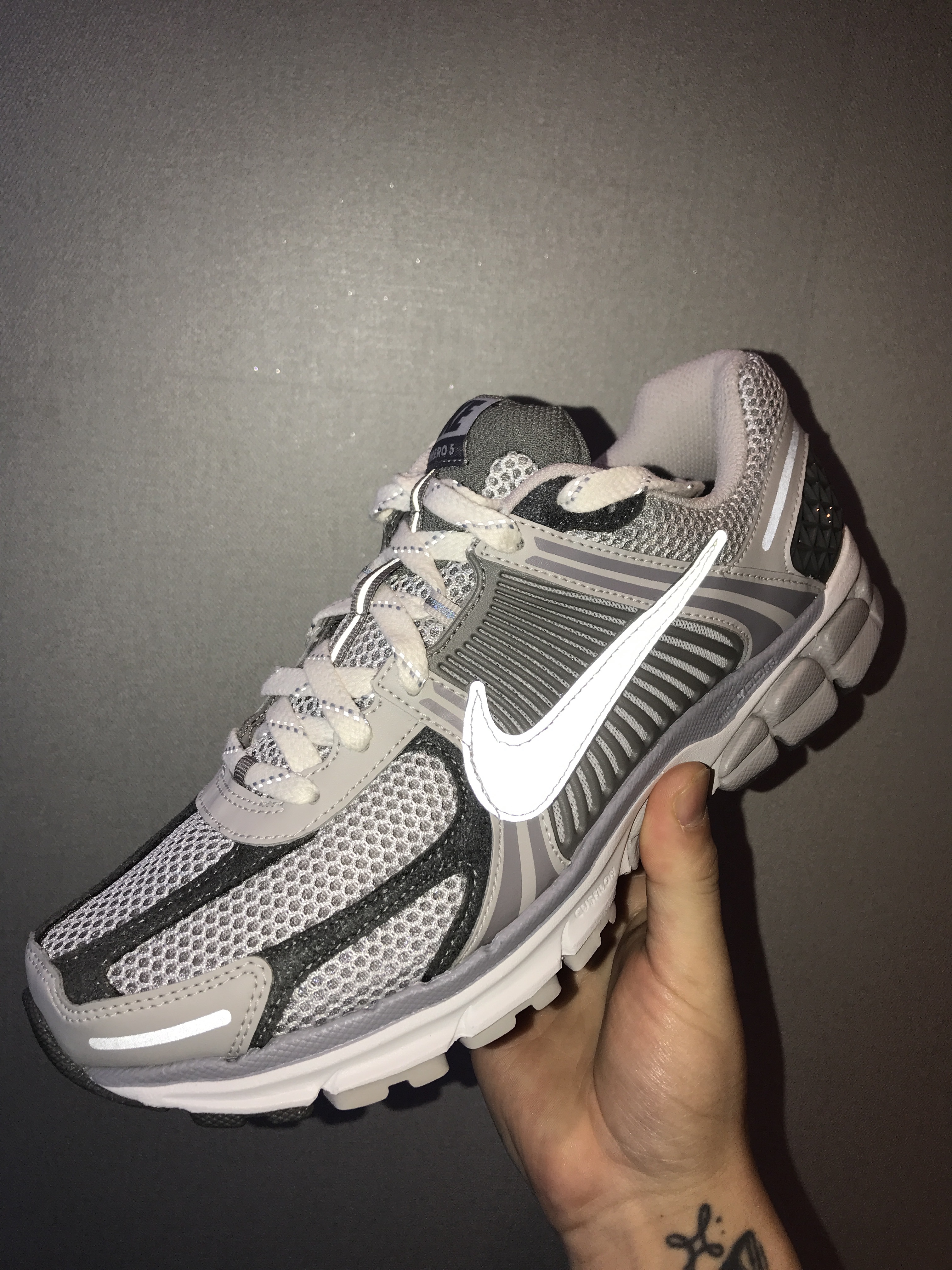 Nike Zoom Vomero 5 PRM Light Iron Ore and Flat Fewter 착용 스타일 - 4