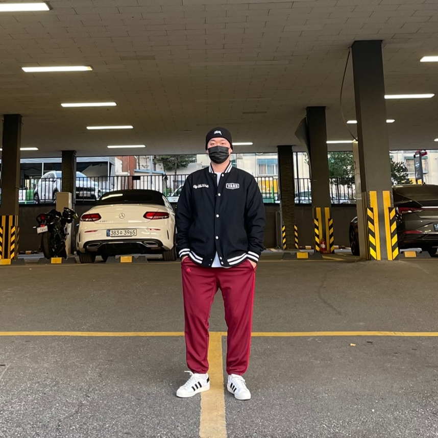 Adidas x Parley Superstar White, Stussy Stock Cuff Beanie Black 착용 스타일