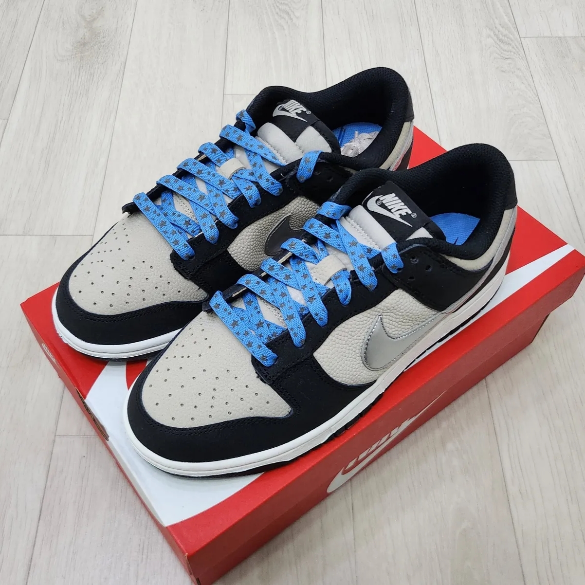 (W) Nike Dunk Low Light Bone Metallic Silver 착용 스타일 - 2