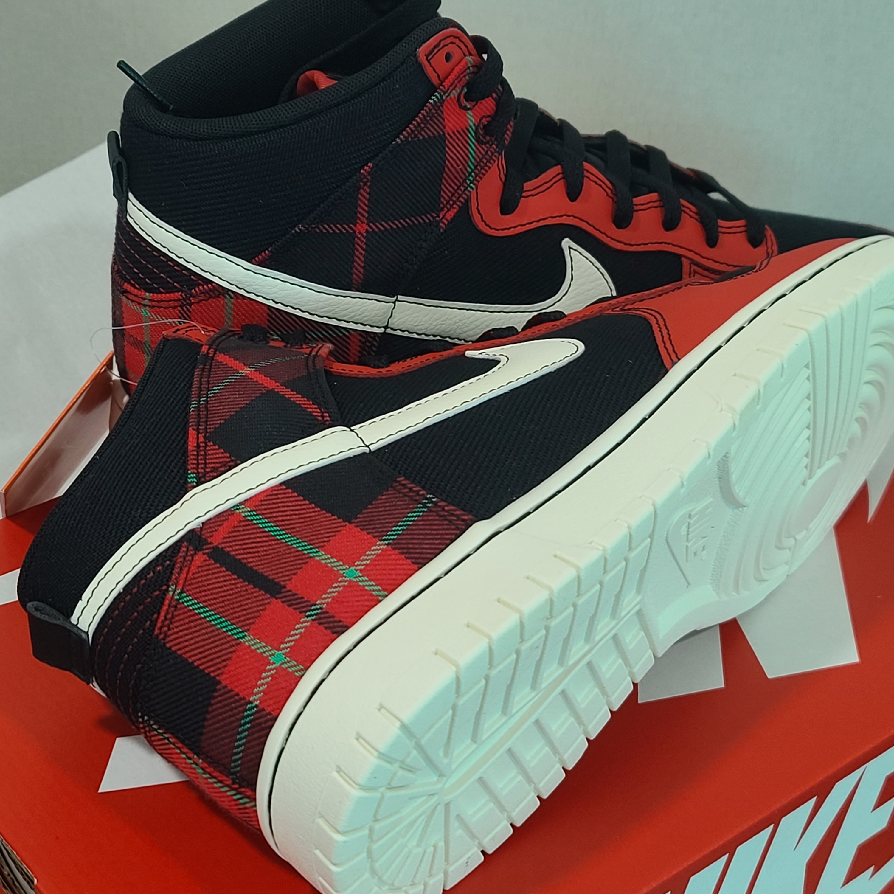 Nike Dunk High Black and University REd 착용 스타일 - 5