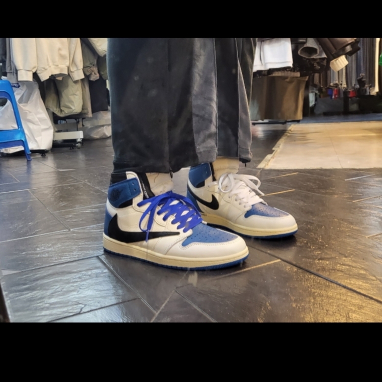 Jordan 1 x Travis Scott x Fragment Retro High OG SP Military Blue 착용 스타일