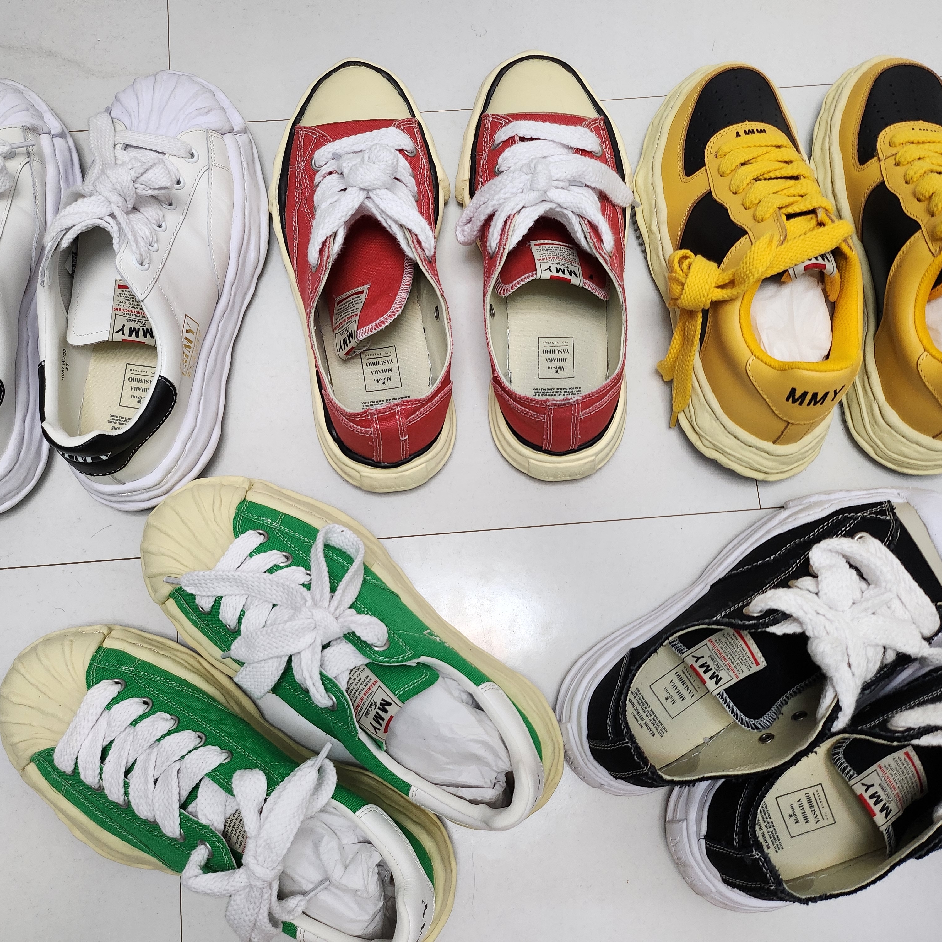 Maison Mihara Yasuhiro Blakey OG Sole Leather Low-top Sneakers White, Maison Mihara Yasuhiro Peterson VL OG Sole Canvas Low-top Sneakers Orange 착용 스타일 - 1