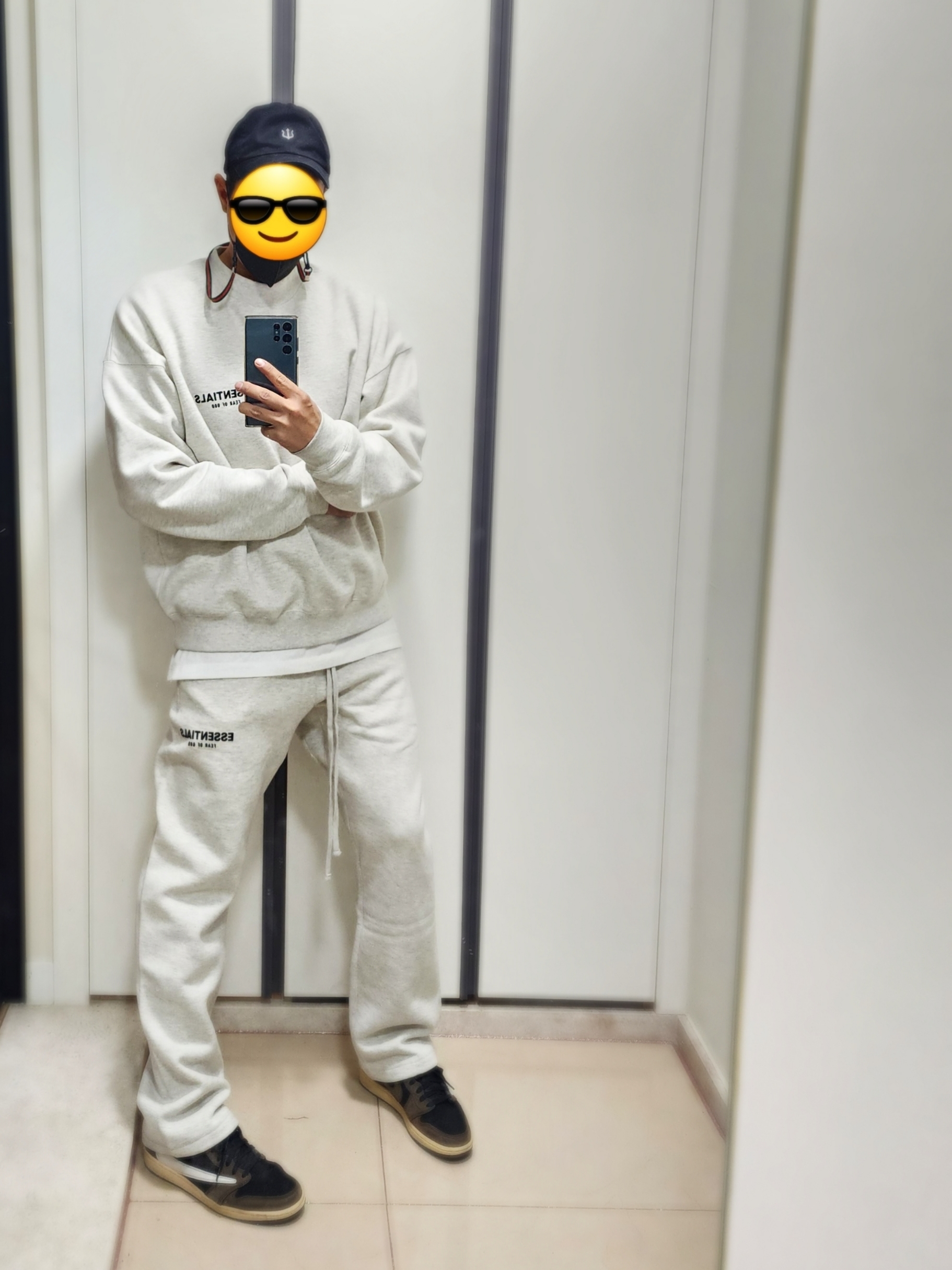 Essentials The Core Collection Crewneck Sweatshirt Light Oatmeal, Essentials The Core Collection Relaxed Sweatpants Light Oatmeal 착용 스타일 - 1