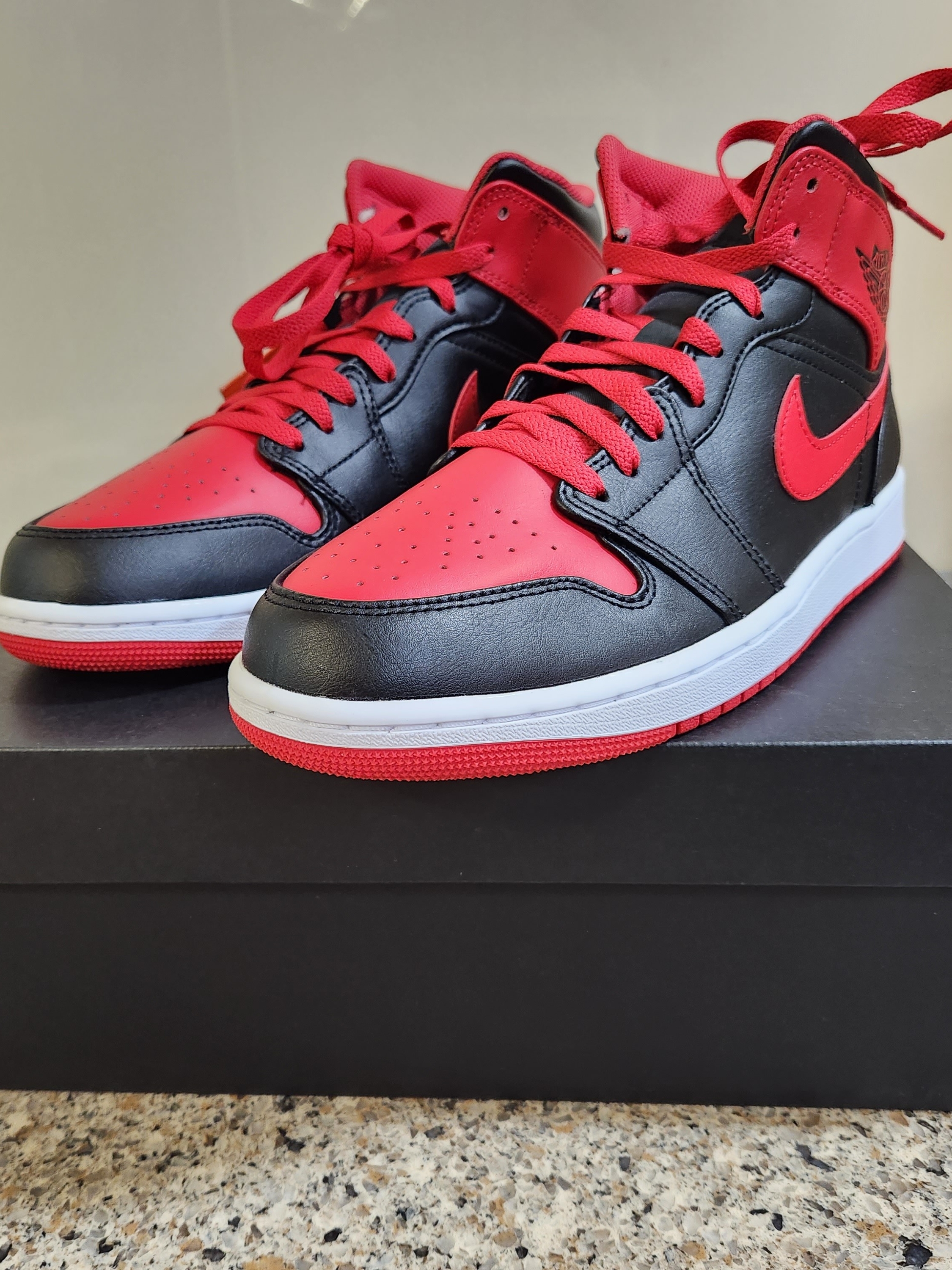 Jordan 1 Mid Black Fire Red 착용 스타일 - 1