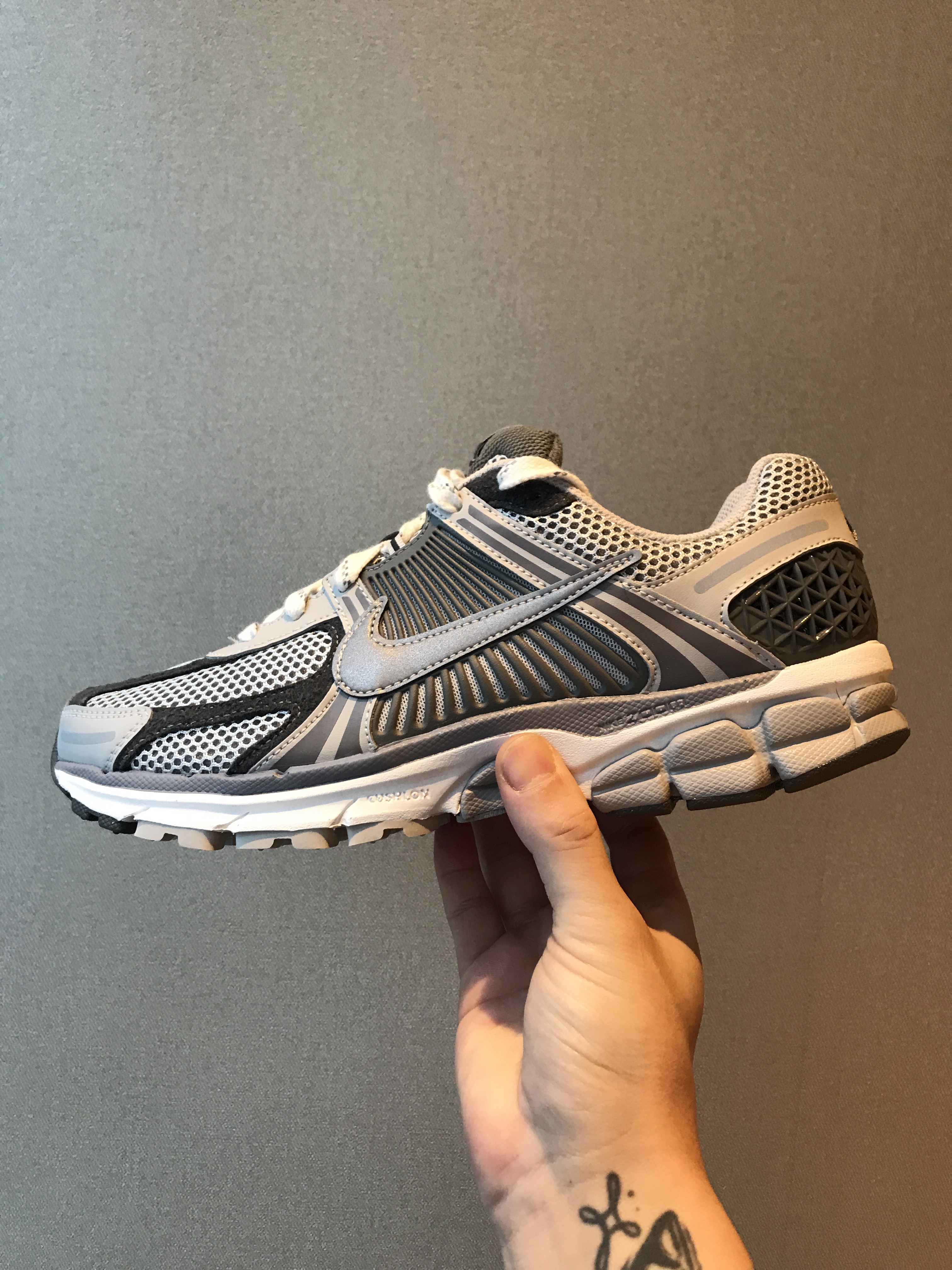 Nike Zoom Vomero 5 PRM Light Iron Ore and Flat Fewter 착용 스타일 - 1