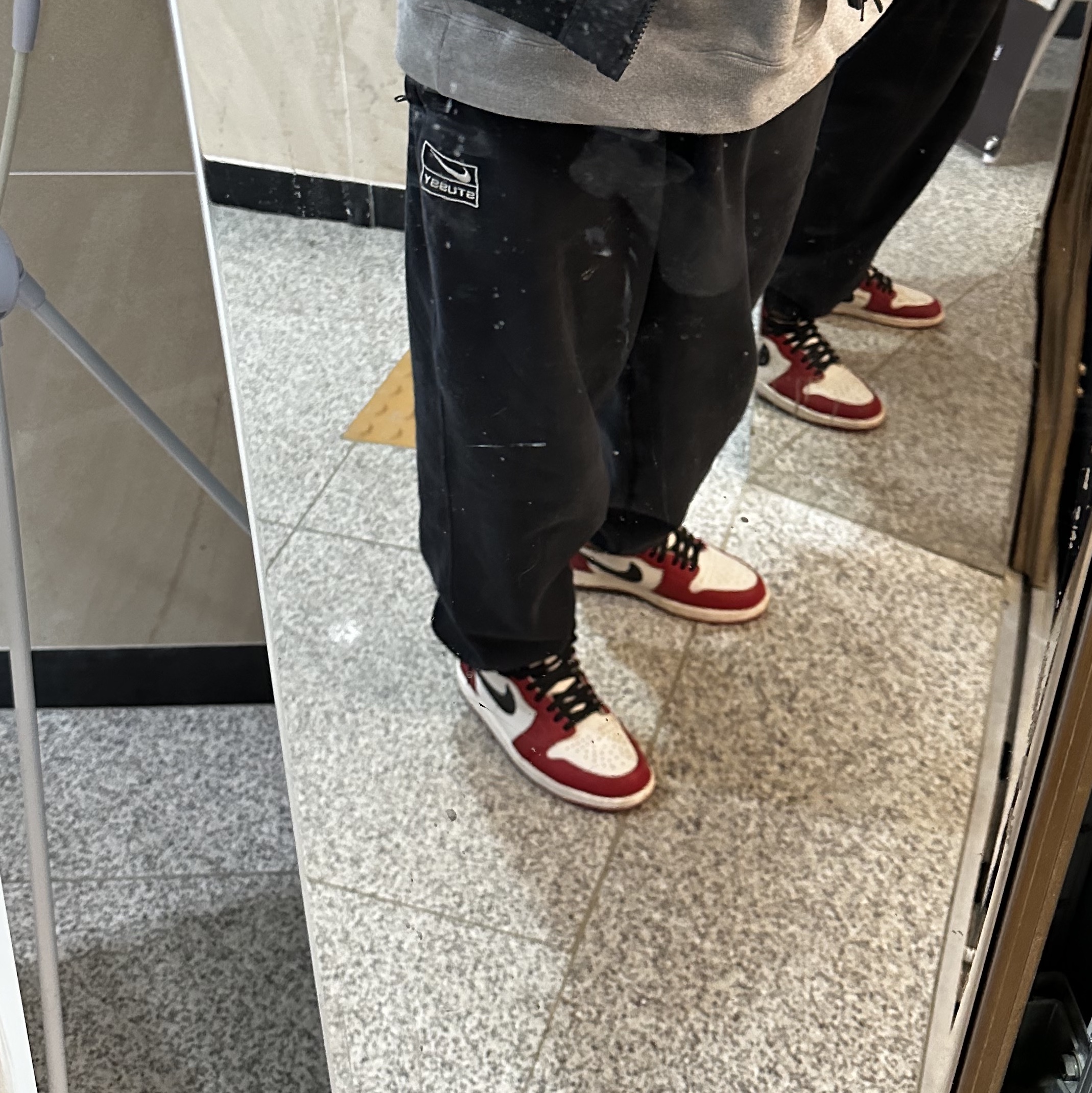 Nike x Stussy NRG RA Washed Fleece Pants Black (DN4030-010), Jordan 1 Retro High OG Chicago 2022 착용 스타일