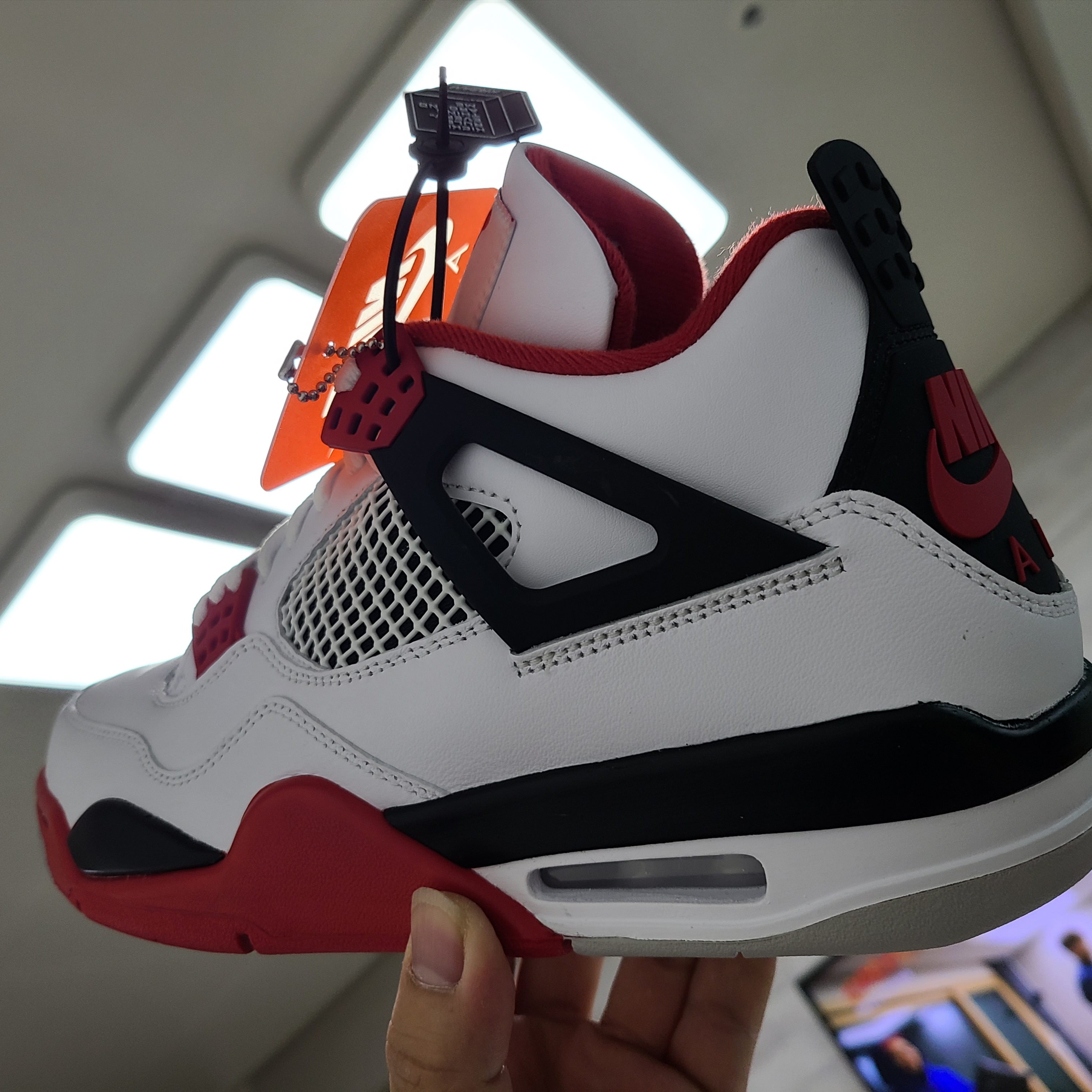 Jordan 4 Retro OG Fire Red 2020 착용 스타일 - 1