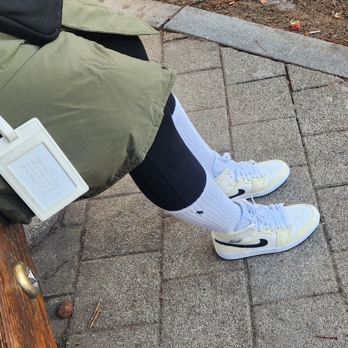 (W) Jordan 1 Mid Coconut Milk 착용 스타일 - 1
