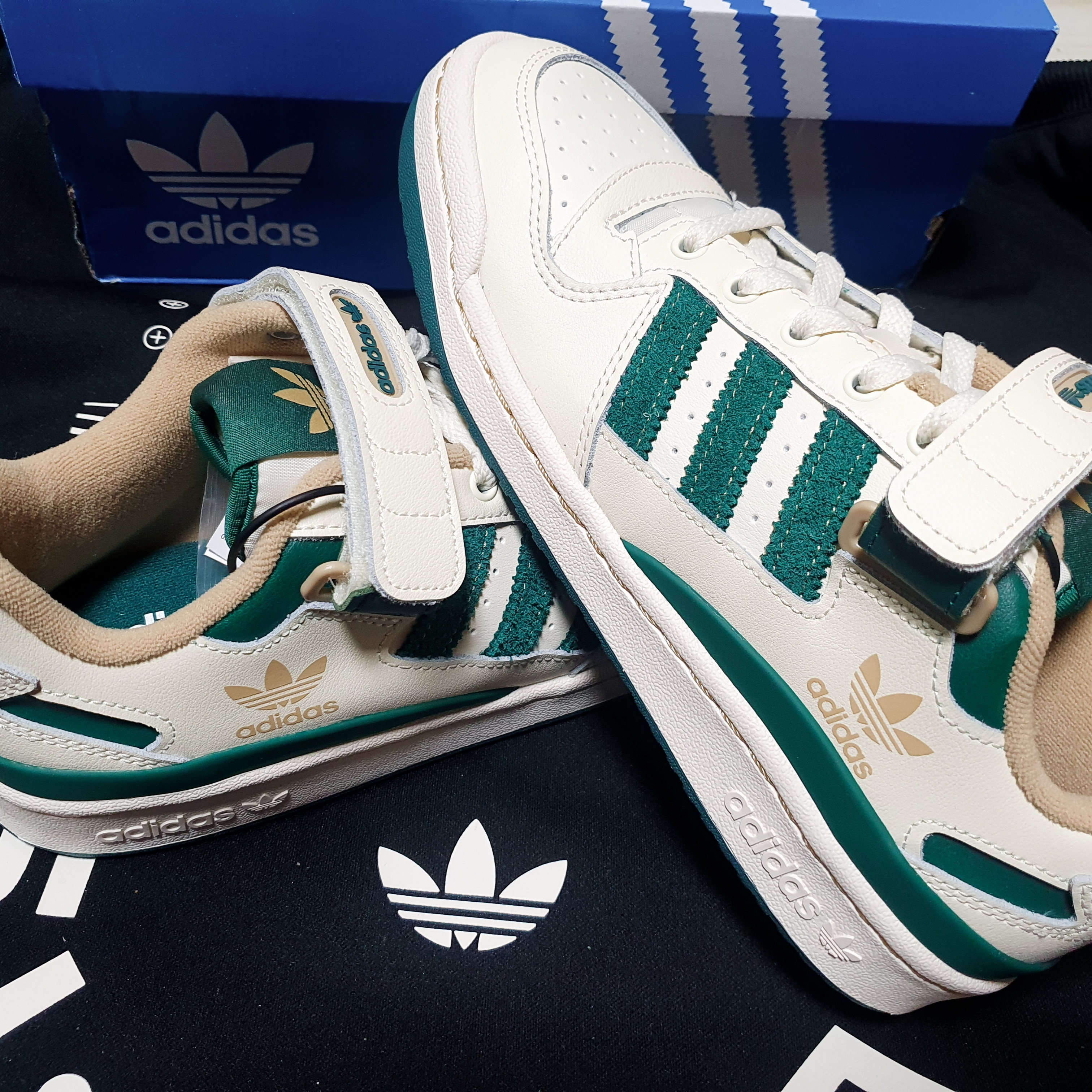 Adidas Forum 84 High Off White Team Dark Green 착용 스타일 - 1