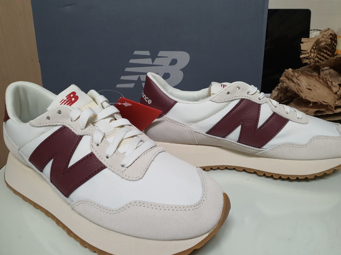 New Balance 237 Moonbeam Classic Burgundy 착용 스타일 - 1