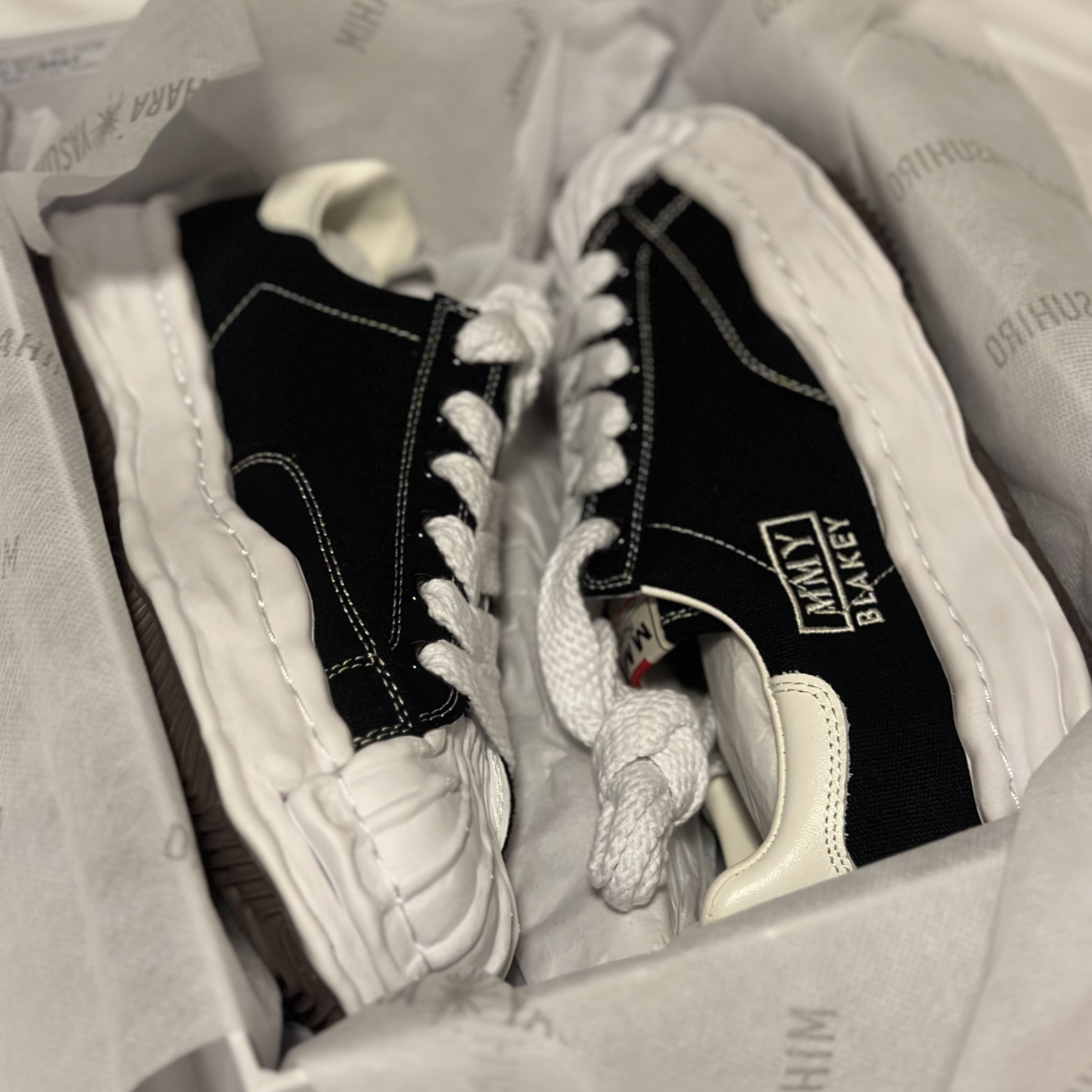 Maison Mihara Yasuhiro Blakey OG Sole Canvas Low-top Sneakers Black White 착용 스타일 - 1