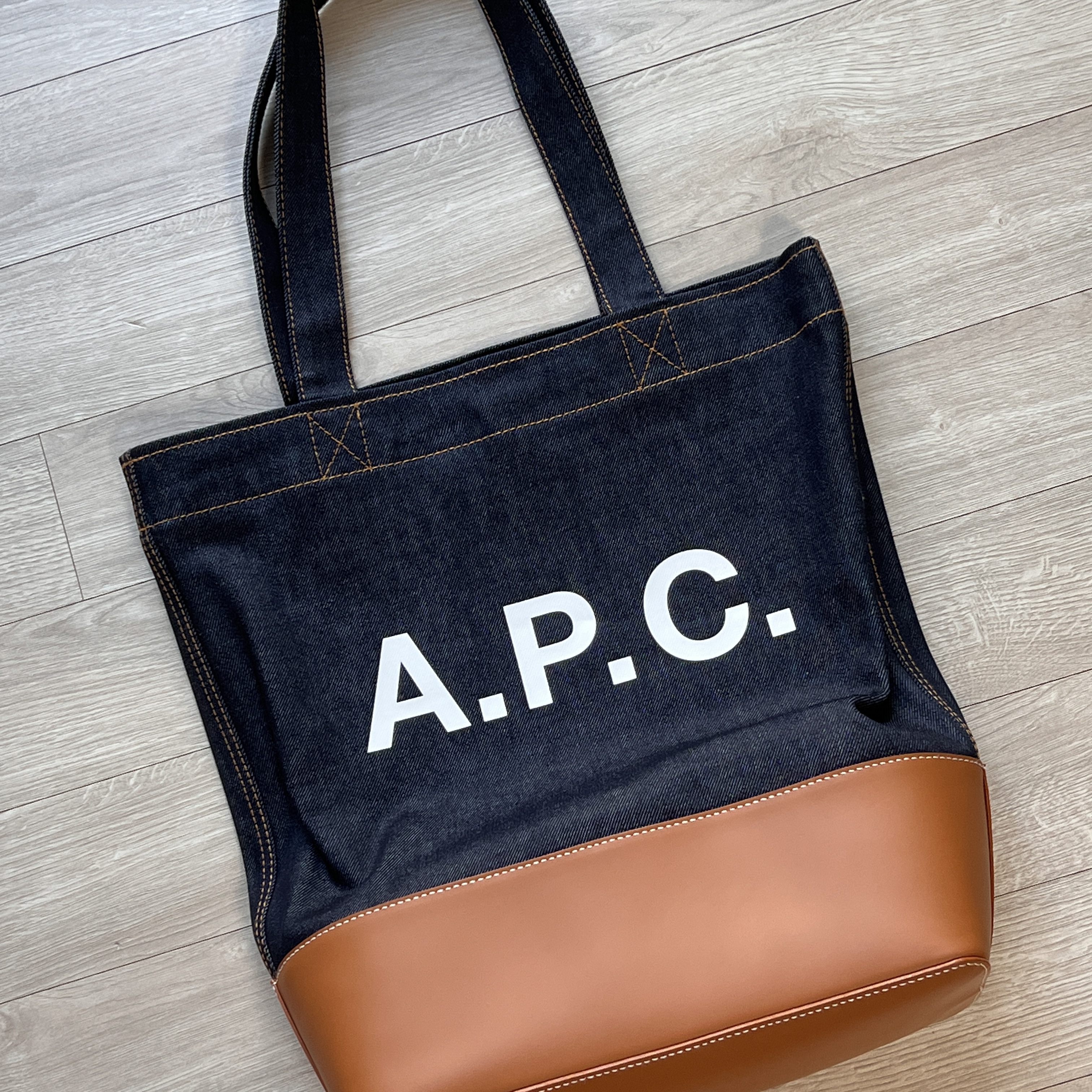 A.P.C. Axelle Tote Bag Denim Caramel 착용 스타일 - 2