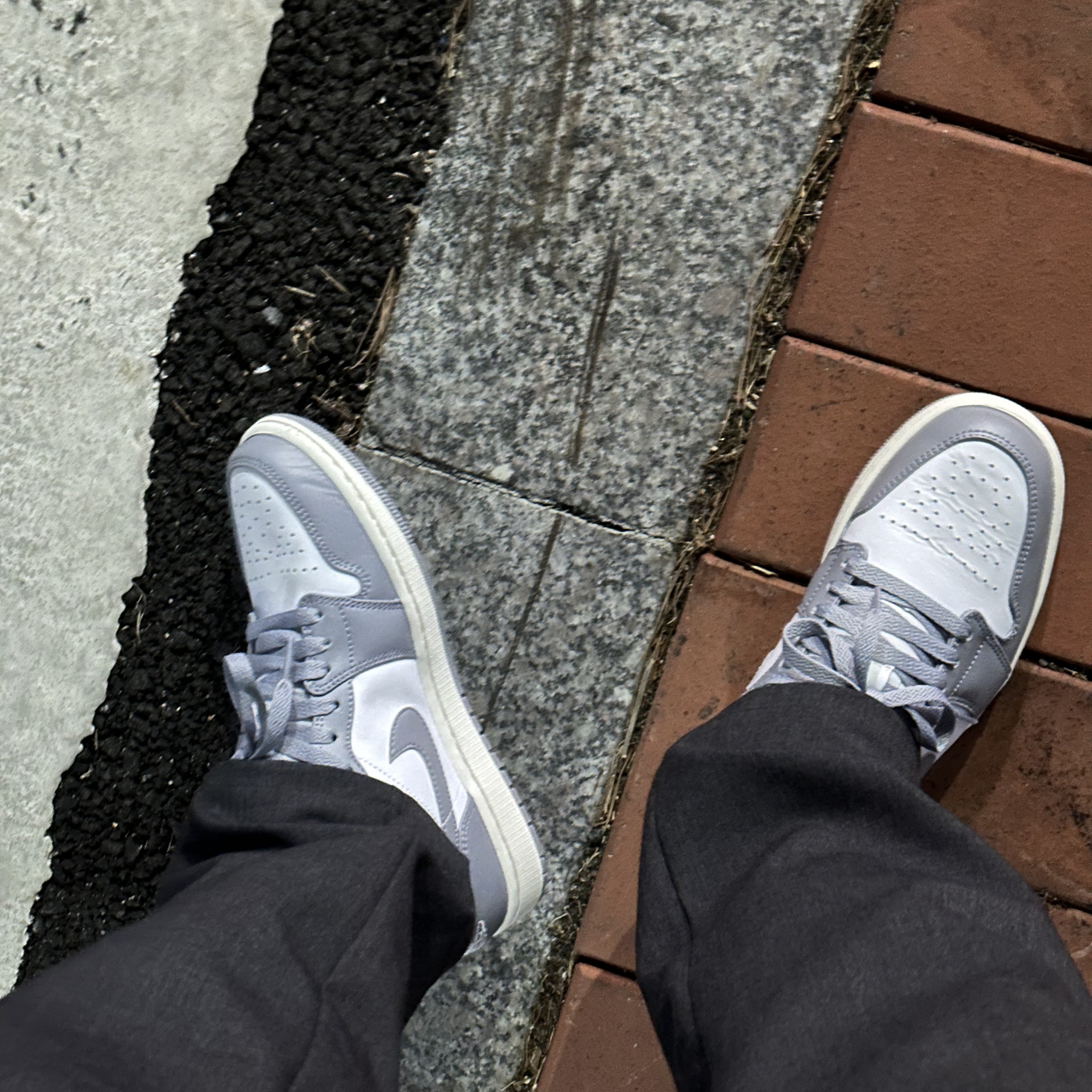 Jordan 1 Low Stealth and White 착용 스타일 - 3