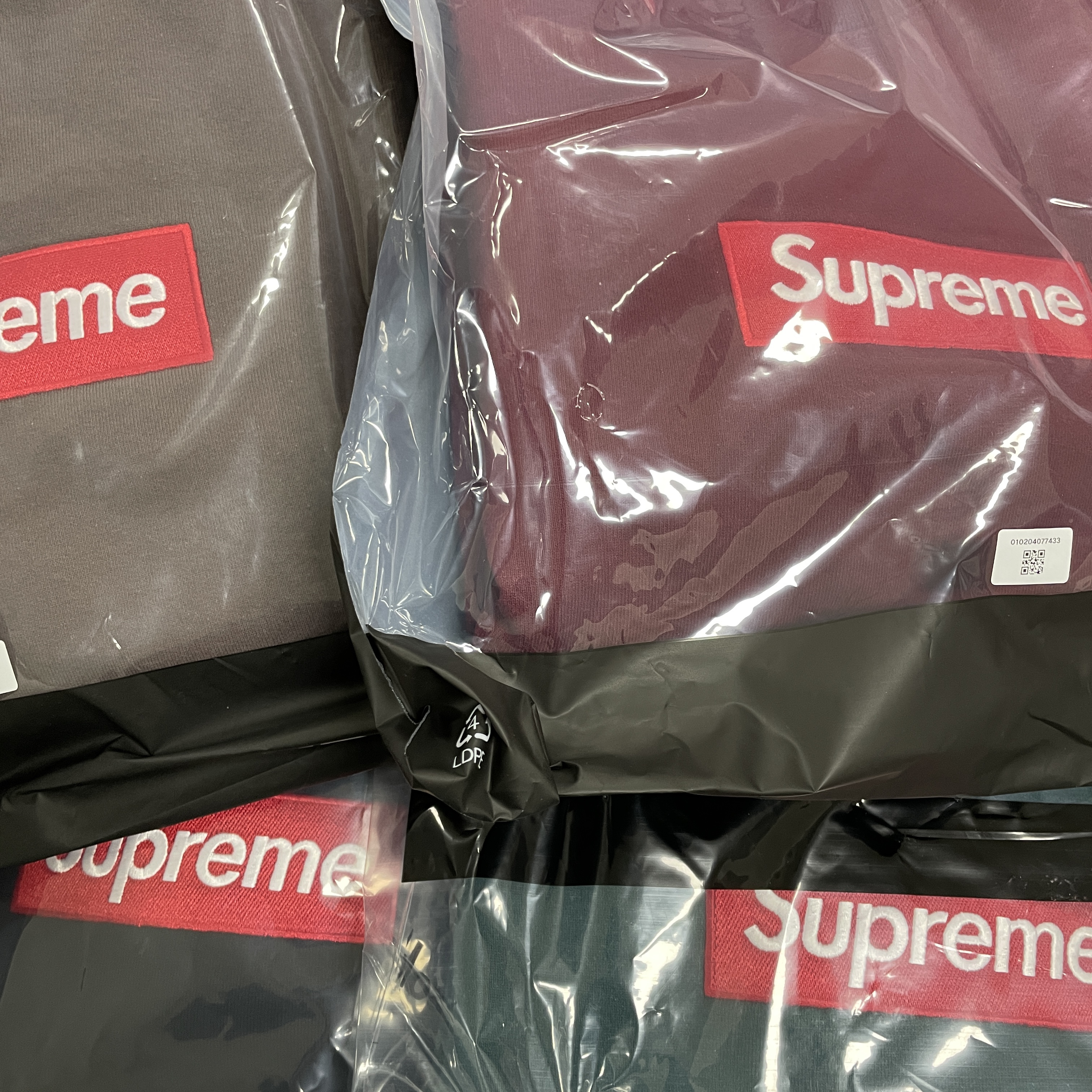 Supreme Box Logo Crewneck Black - 22FW, Supreme Box Logo Crewneck Cardinal - 22FW 착용 스타일