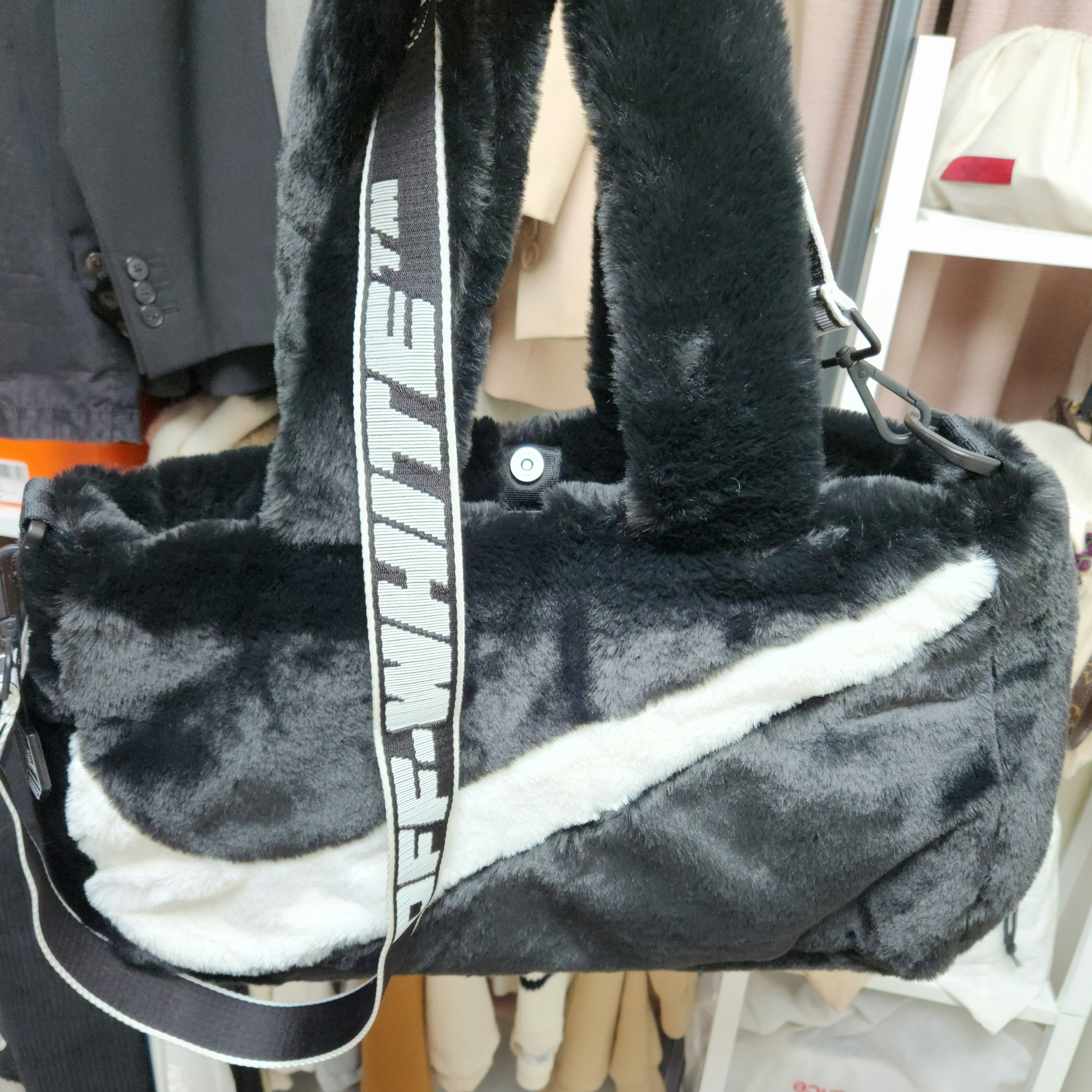 Nike NSW Faux Fur Tote Bag Black 착용 스타일 - 1